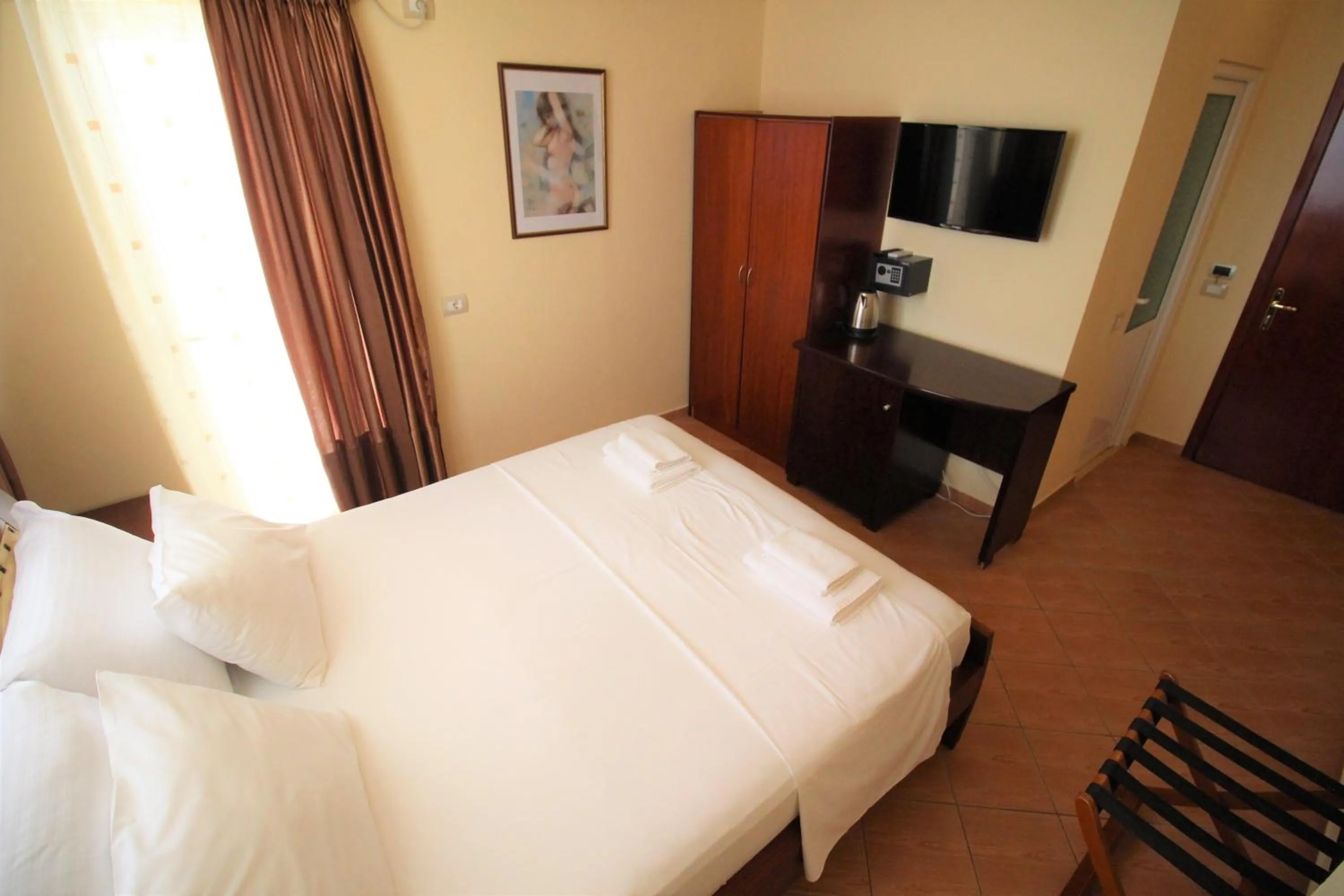 Communal lounge/ TV room, Bed in Oskar Hotel