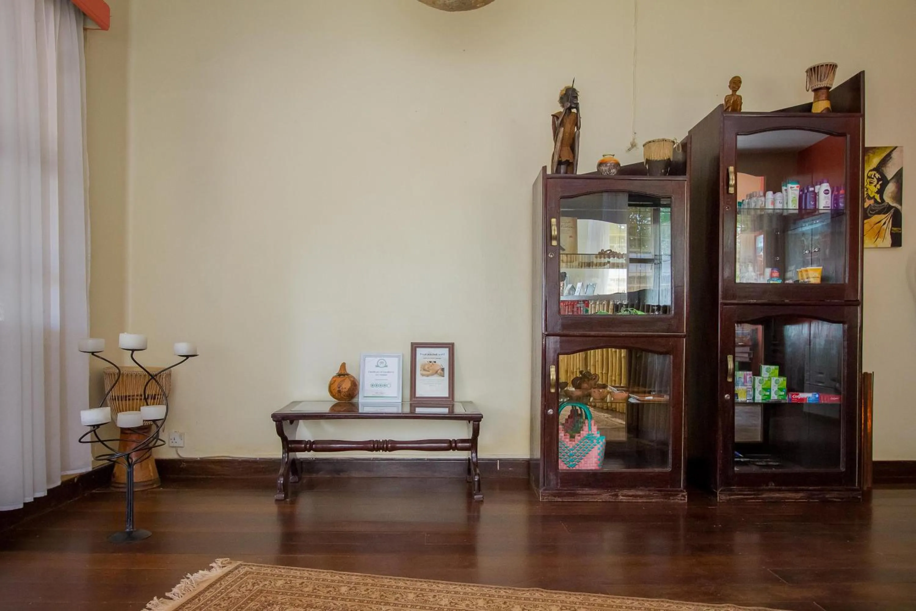 Library in 2 Friends Guest House