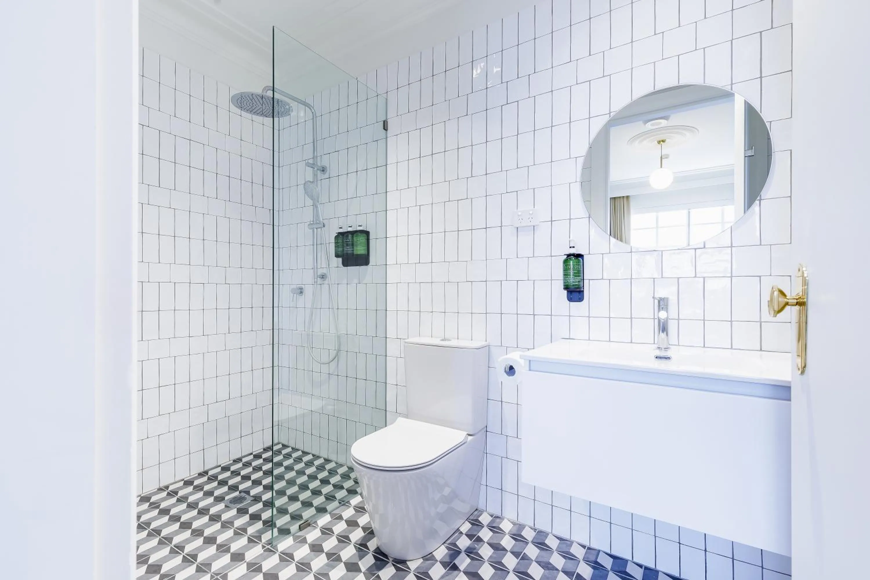 Shower in The Lakes Hotel, Rosebery