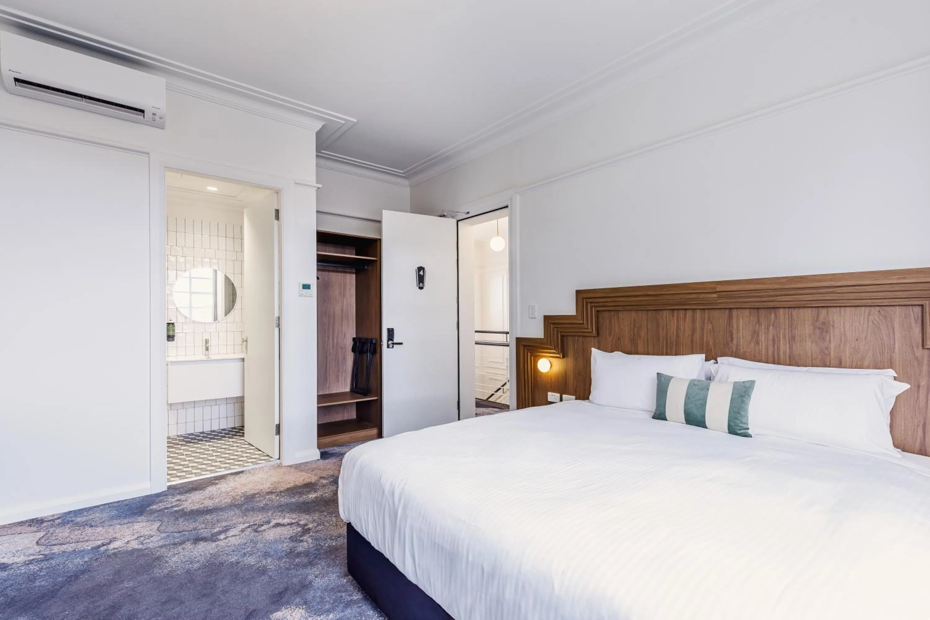 Bed in The Lakes Hotel, Rosebery