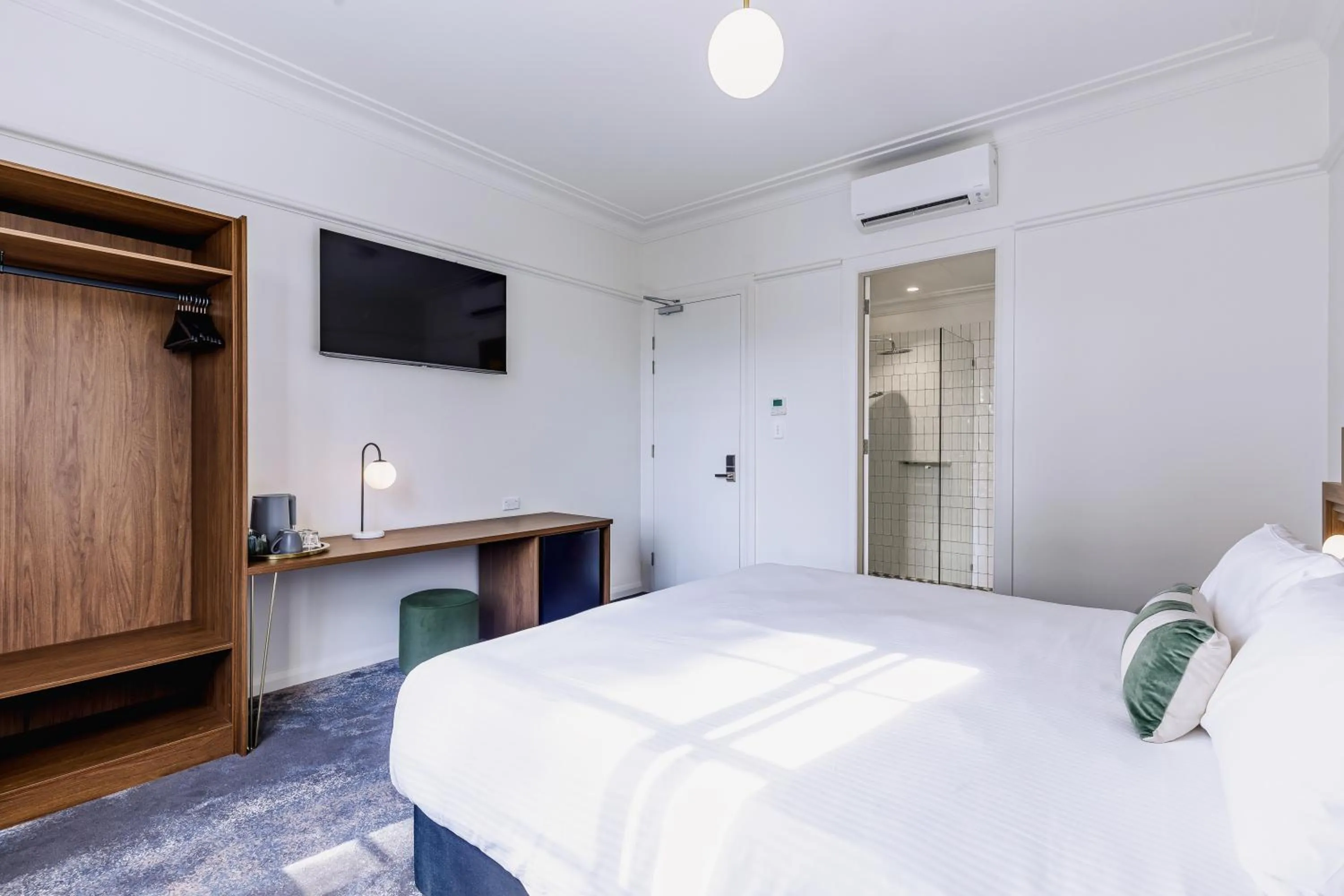 Bed in The Lakes Hotel, Rosebery