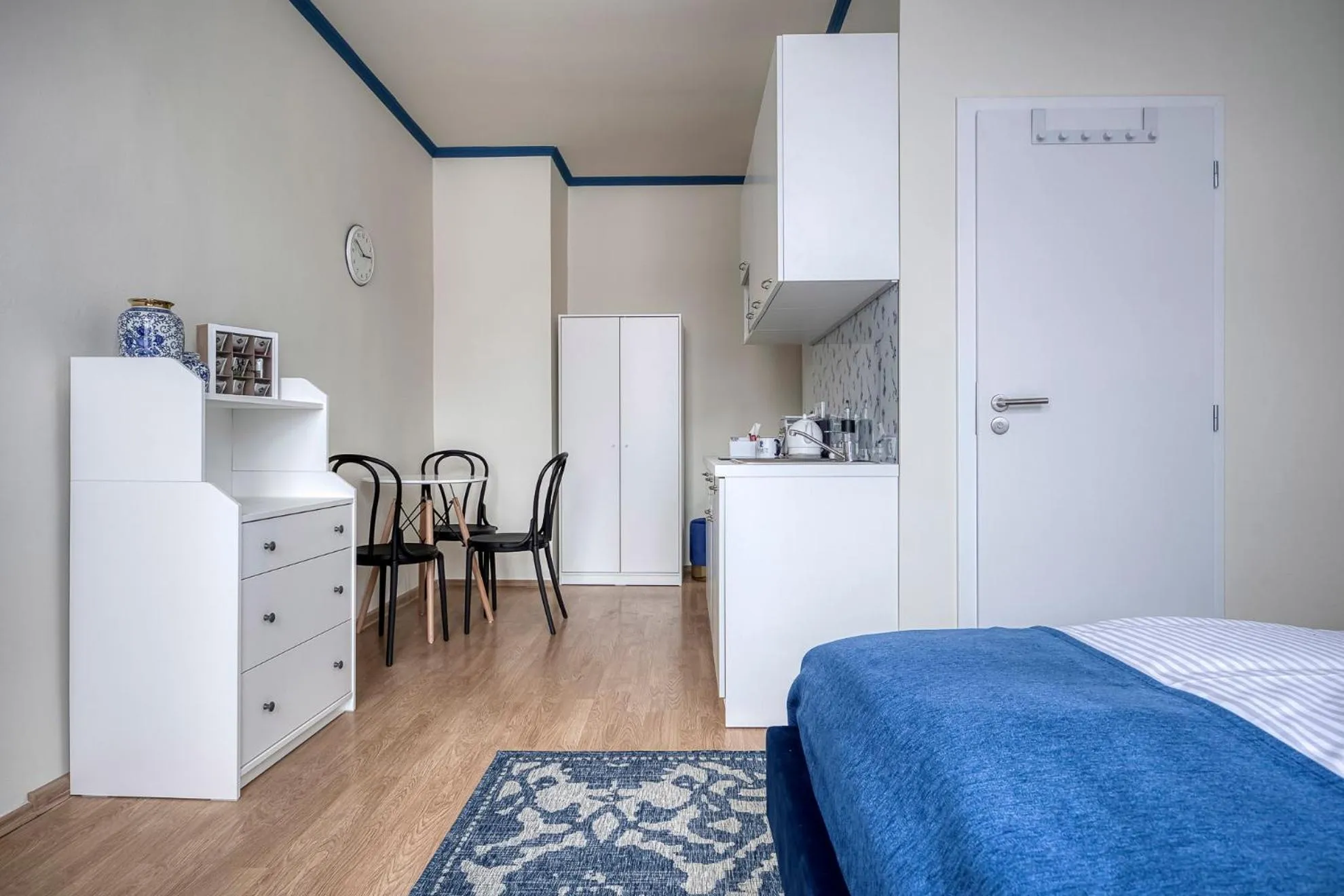 Kitchen or kitchenette, Bed in Anmut by Revelton