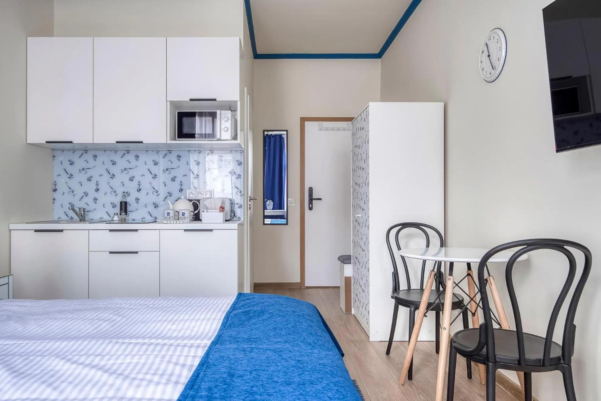 Kitchen or kitchenette, Bed in Anmut by Revelton