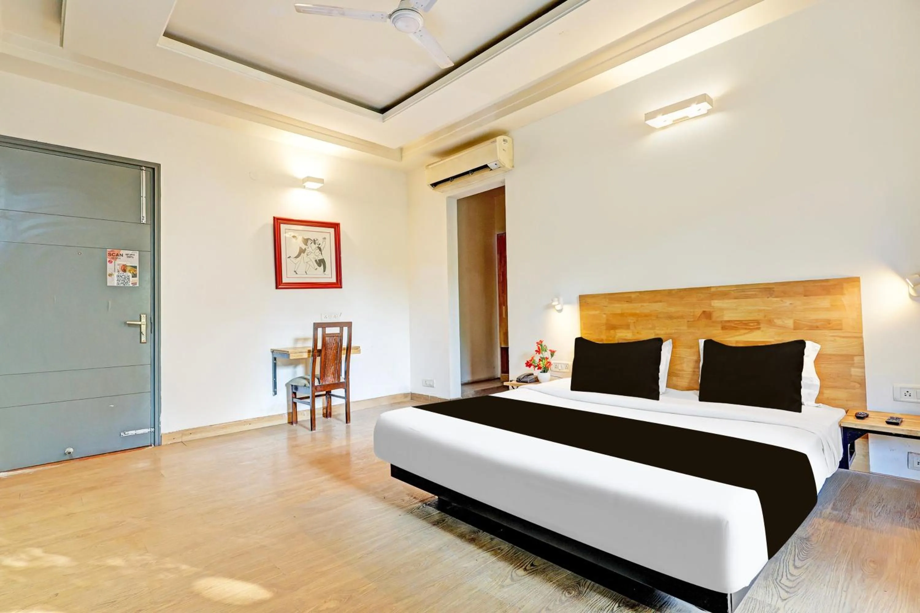 Bedroom, Bed in Super Townhouse Sector 49 Sohna Road