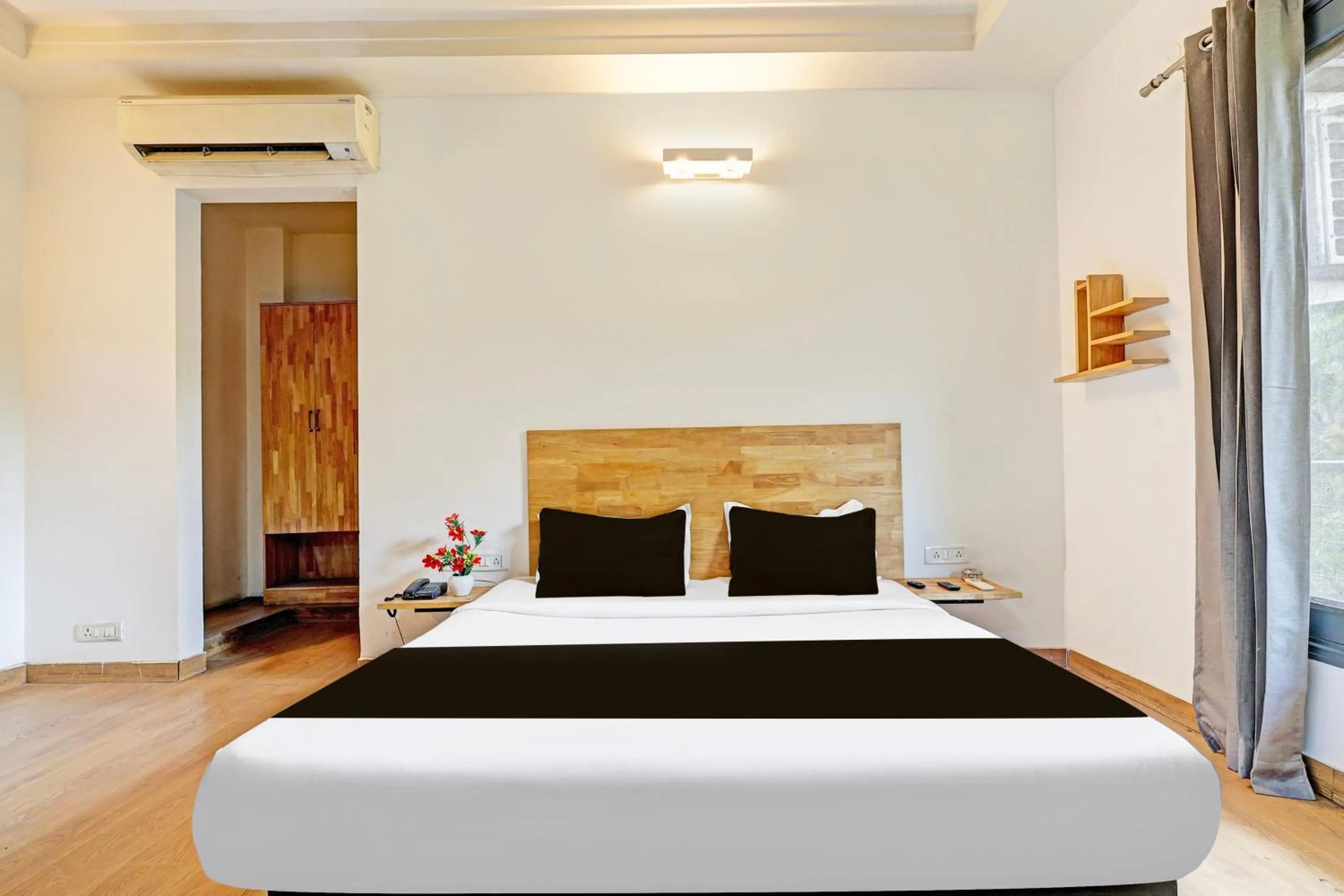 Bedroom, Bed in Super Townhouse Sector 49 Sohna Road