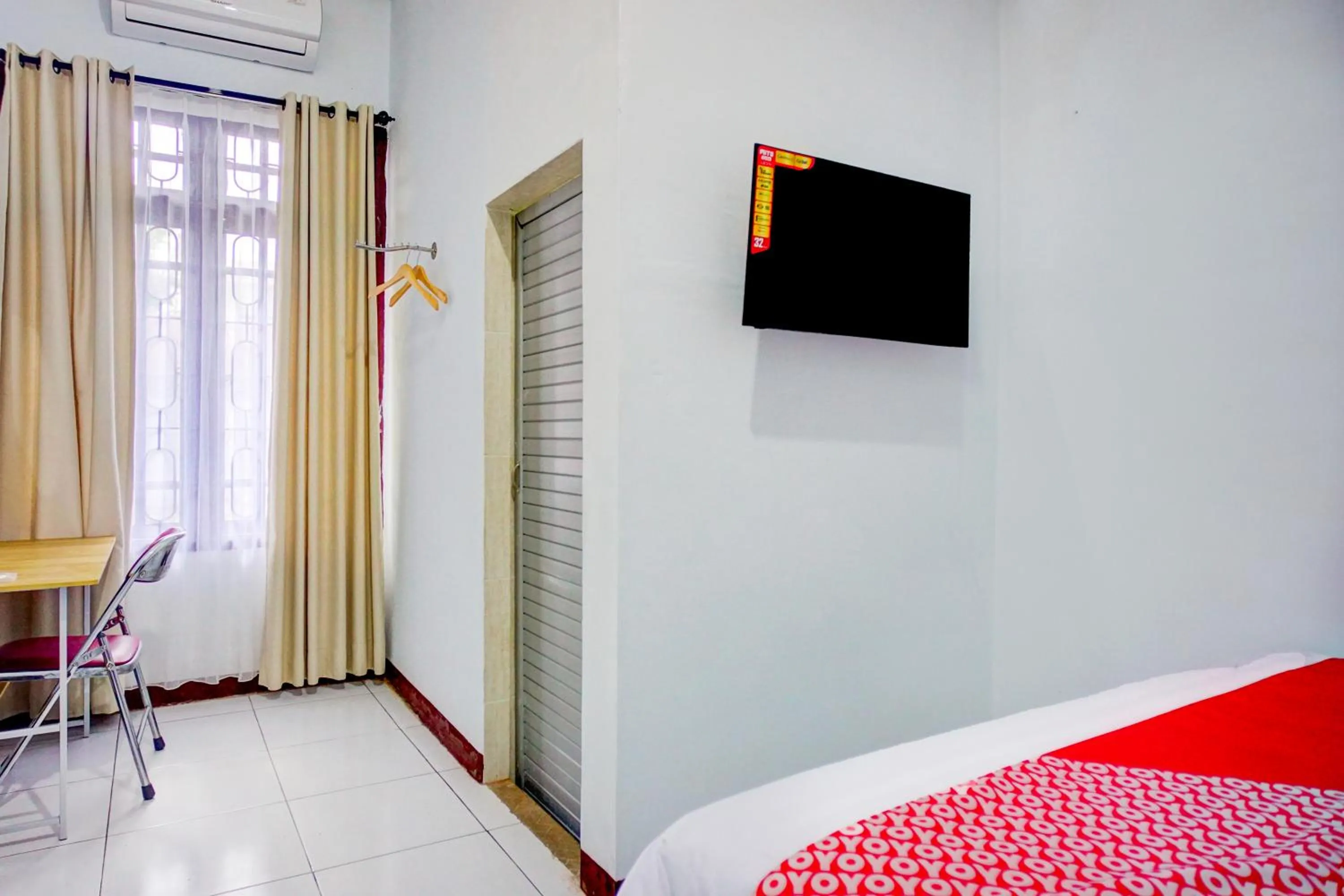 Photo of the whole room, Bed in Hotel O Krakatau Near Universitas Muhammadiya Sumatra Utara ( UMSU )