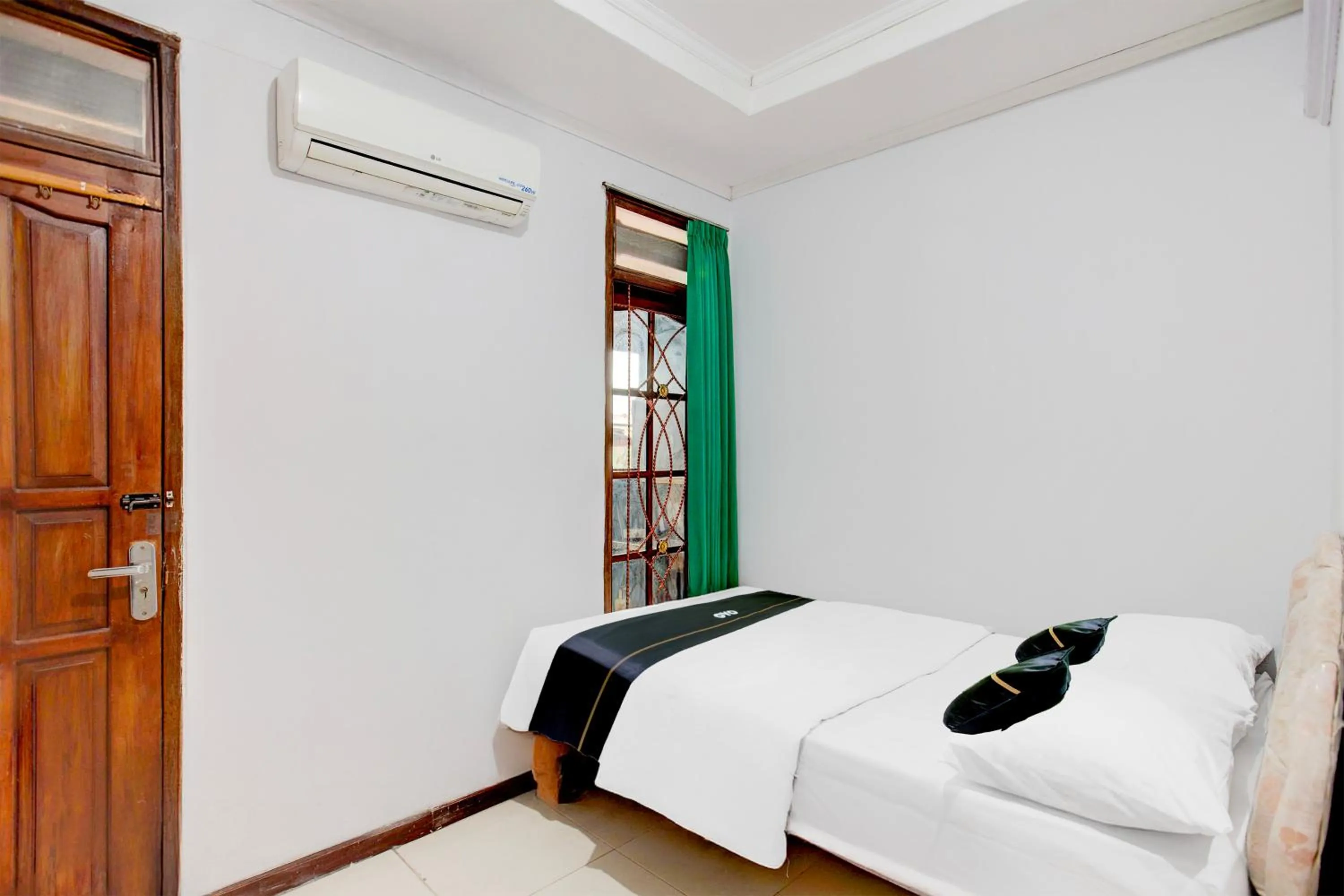Photo of the whole room, Bed in Hotel O Balikpapan near Taman Beruang Madu formerly Palm Cafe Inn