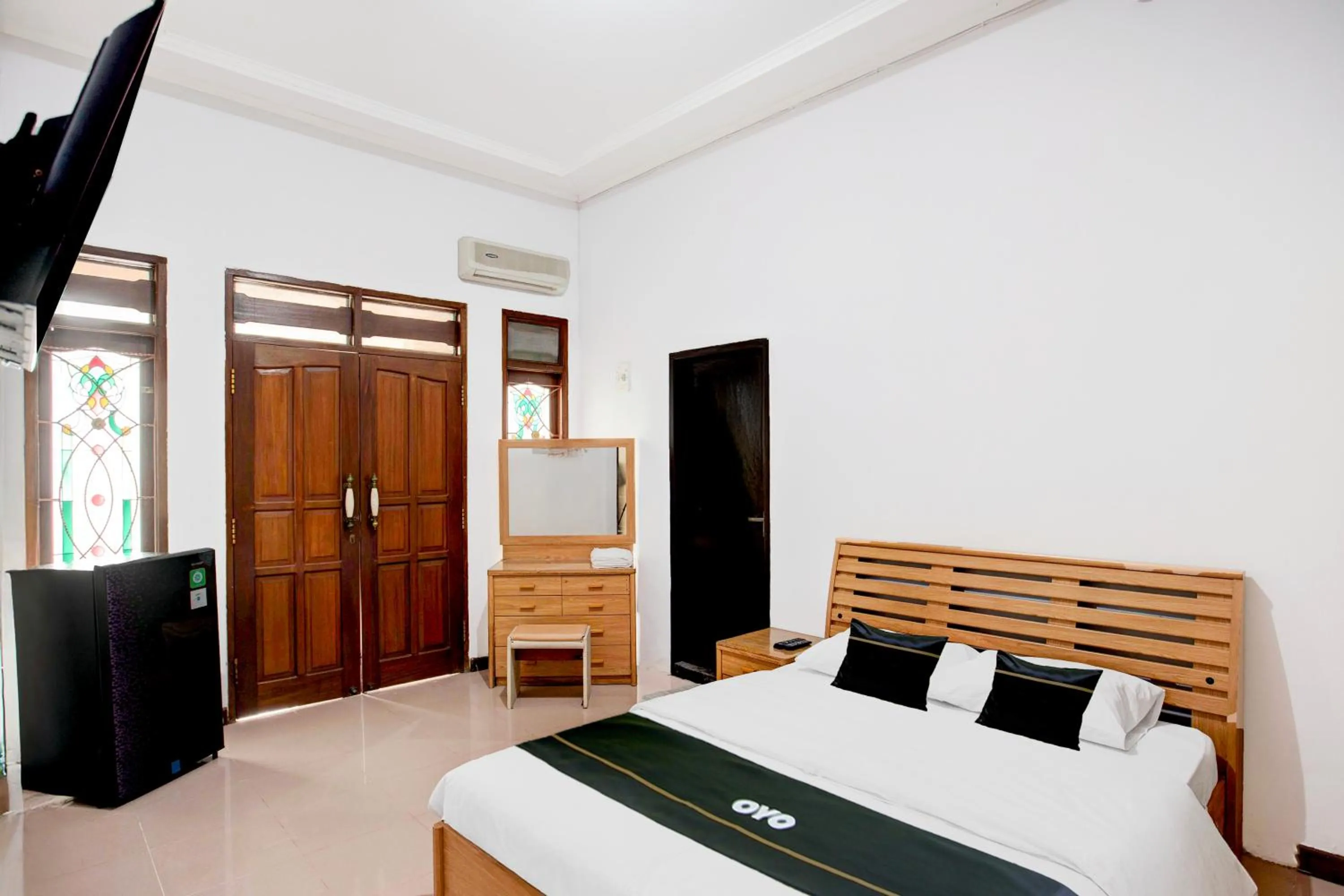 Photo of the whole room, Bed in Hotel O Balikpapan near Taman Beruang Madu formerly Palm Cafe Inn