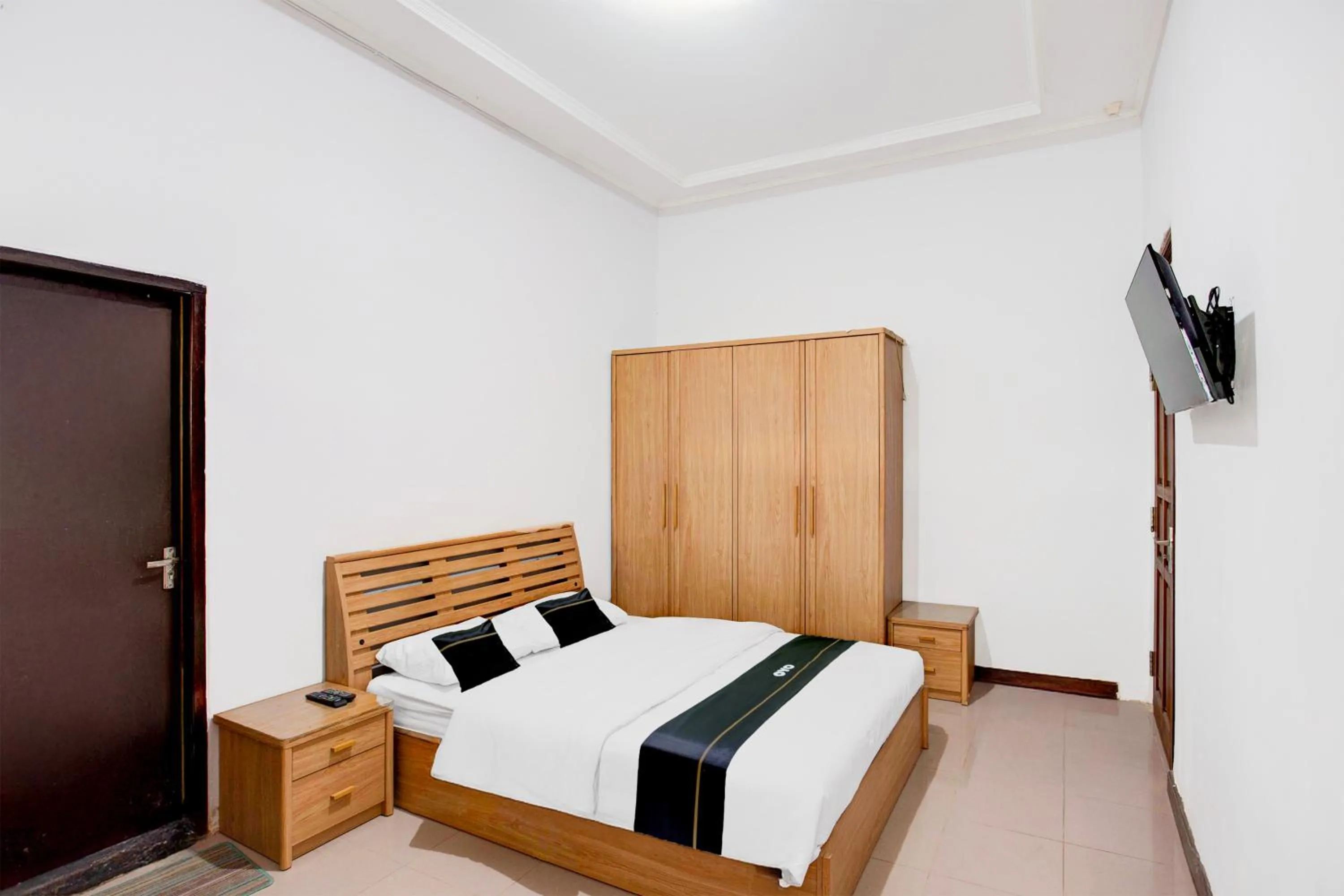 Photo of the whole room, Bed in Hotel O Balikpapan near Taman Beruang Madu formerly Palm Cafe Inn