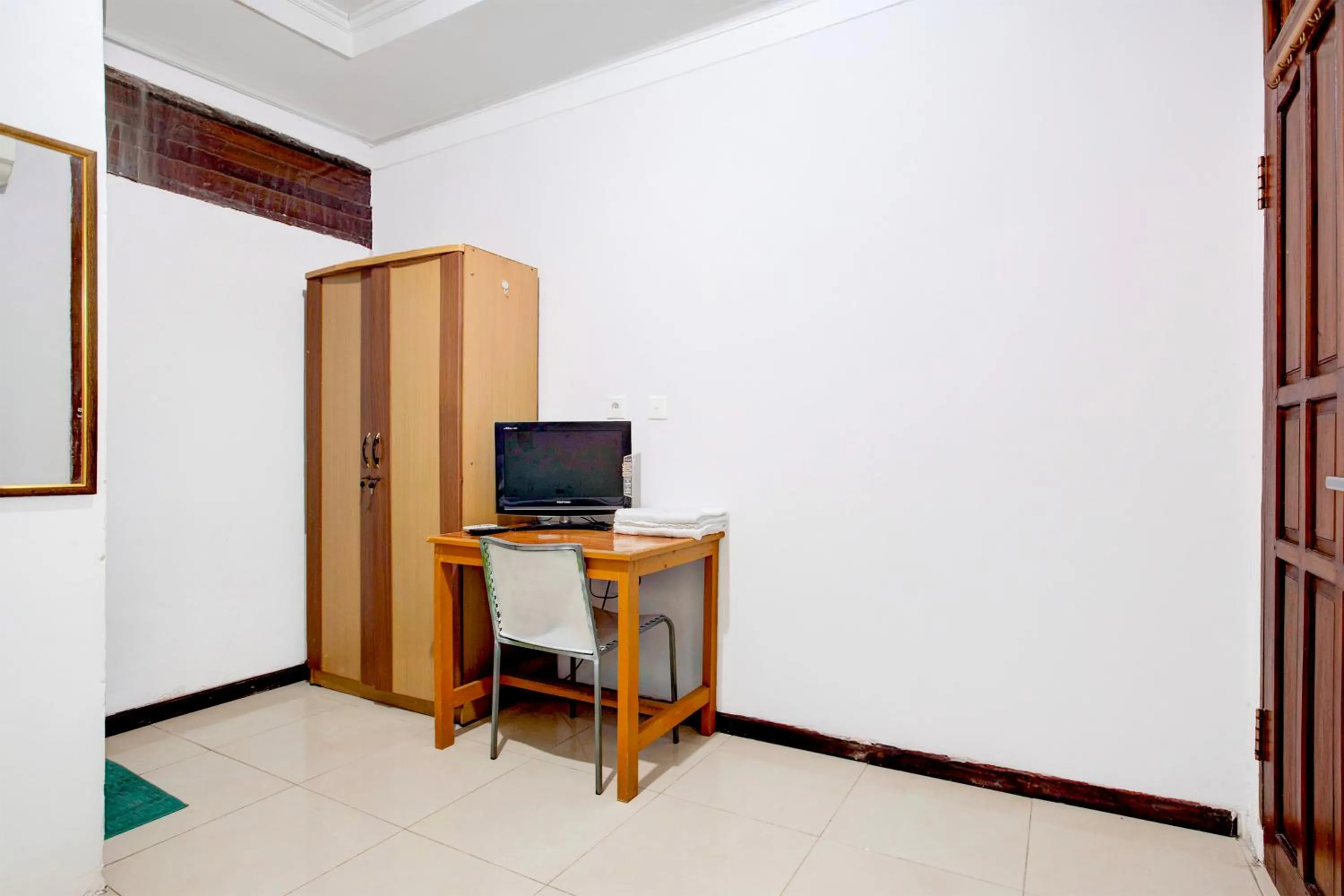 wardrobe in Hotel O Balikpapan near Taman Beruang Madu formerly Palm Cafe Inn