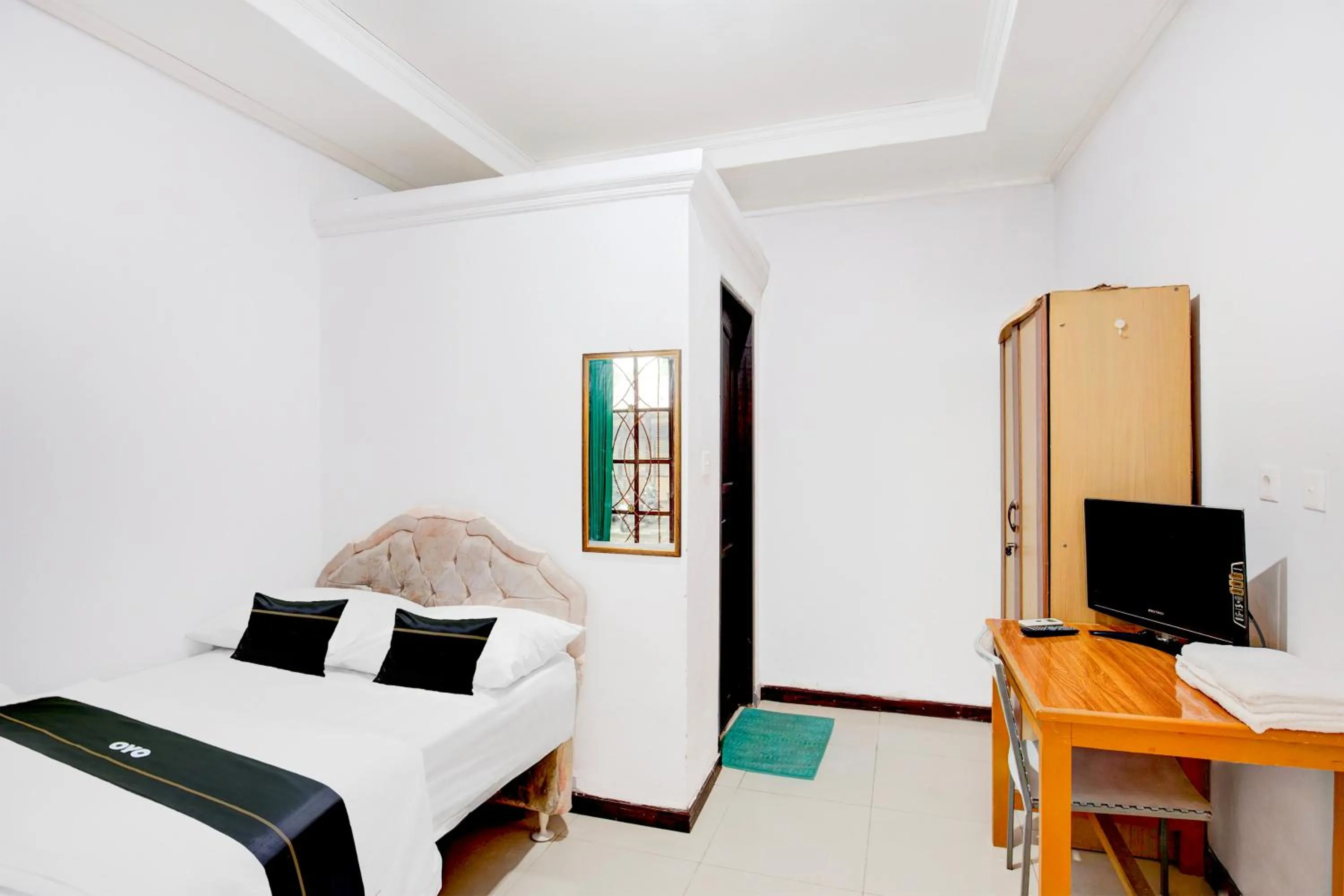 Photo of the whole room, Bed in Hotel O Balikpapan near Taman Beruang Madu formerly Palm Cafe Inn