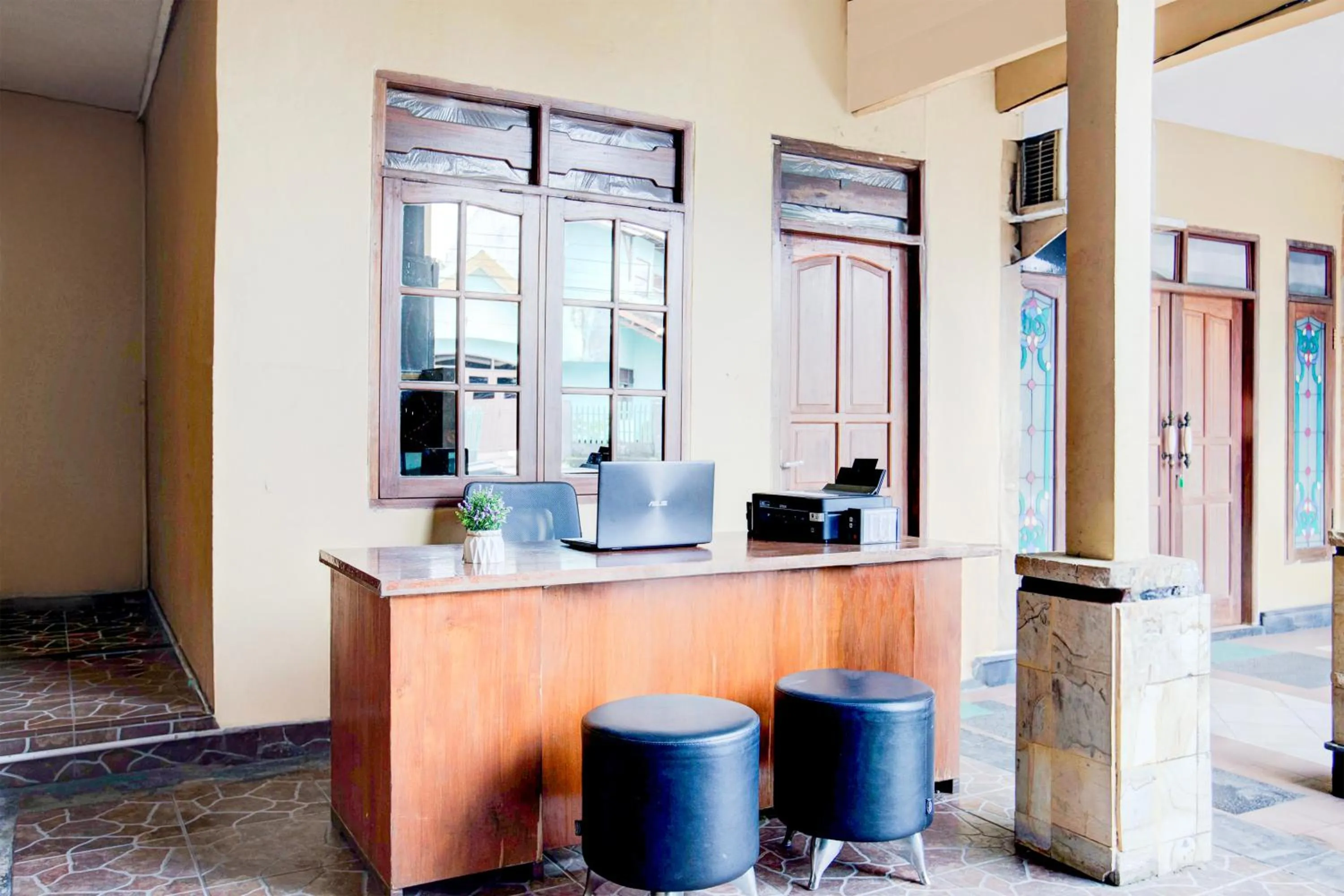 Lobby or reception in Hotel O Balikpapan near Taman Beruang Madu formerly Palm Cafe Inn