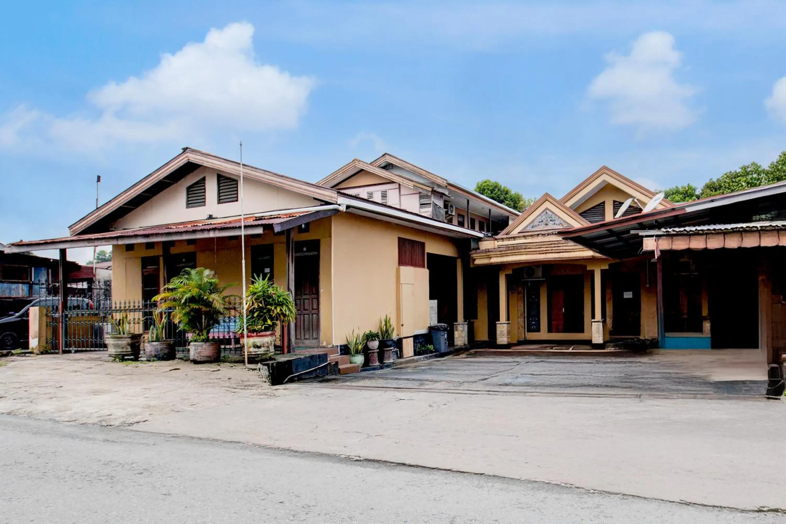 Facade/entrance in Hotel O Balikpapan near Taman Beruang Madu formerly Palm Cafe Inn