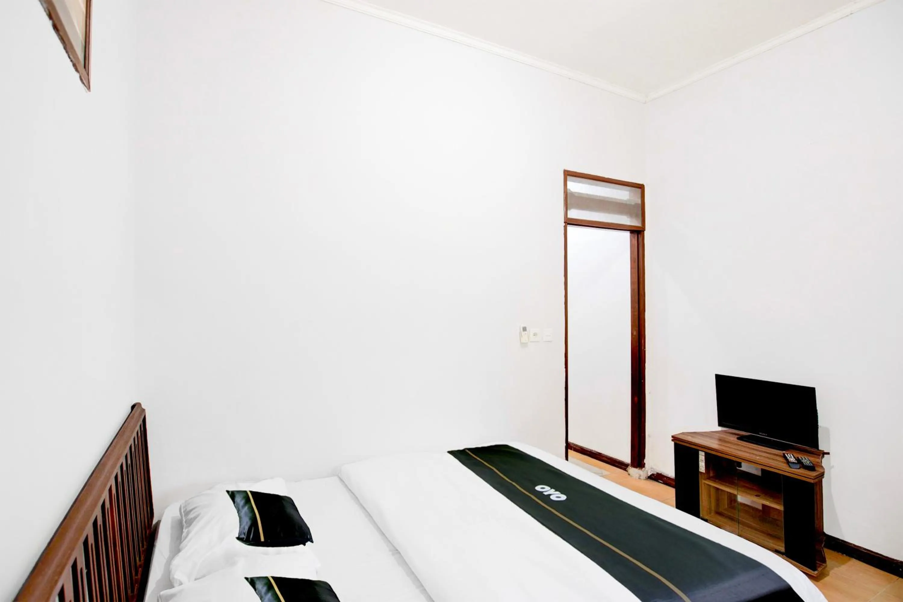 Photo of the whole room, Bed in Hotel O Balikpapan near Taman Beruang Madu formerly Palm Cafe Inn