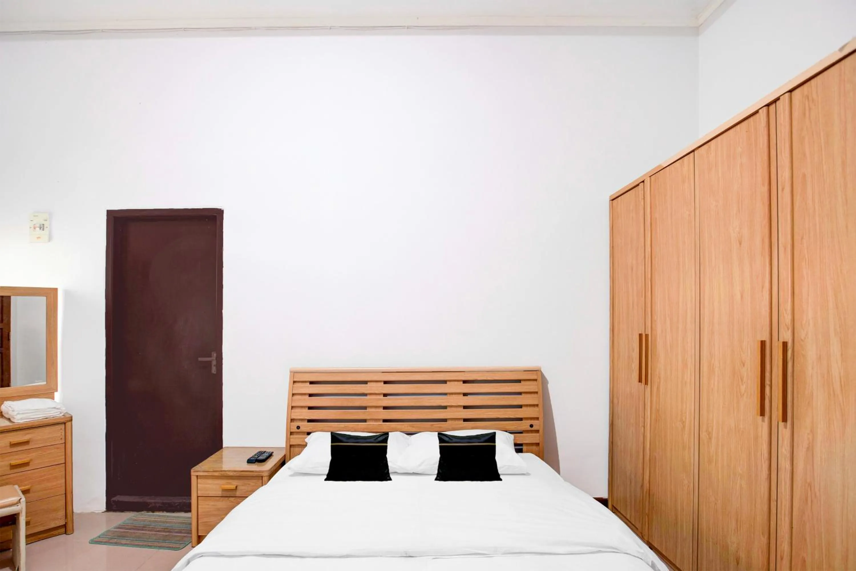 Photo of the whole room, Bed in Hotel O Balikpapan near Taman Beruang Madu formerly Palm Cafe Inn