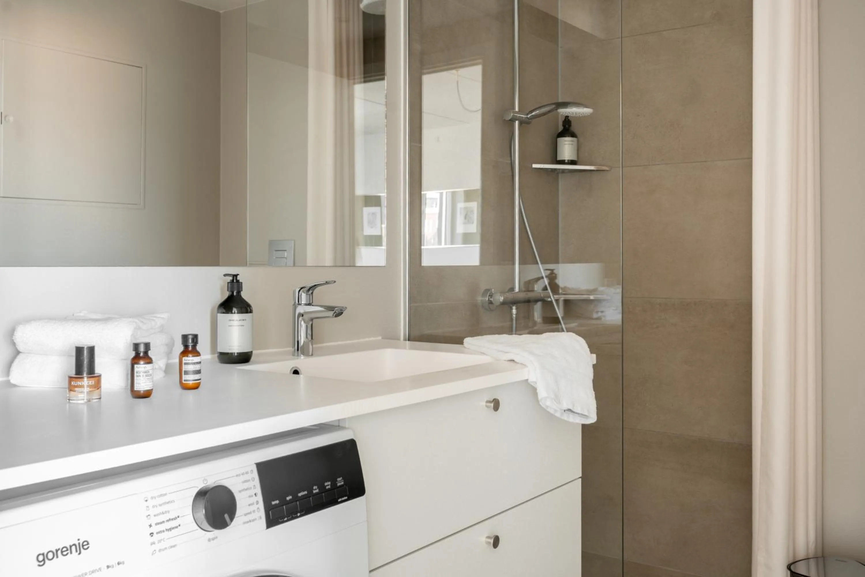 Bathroom in Clover House by Daniel&Jacob's