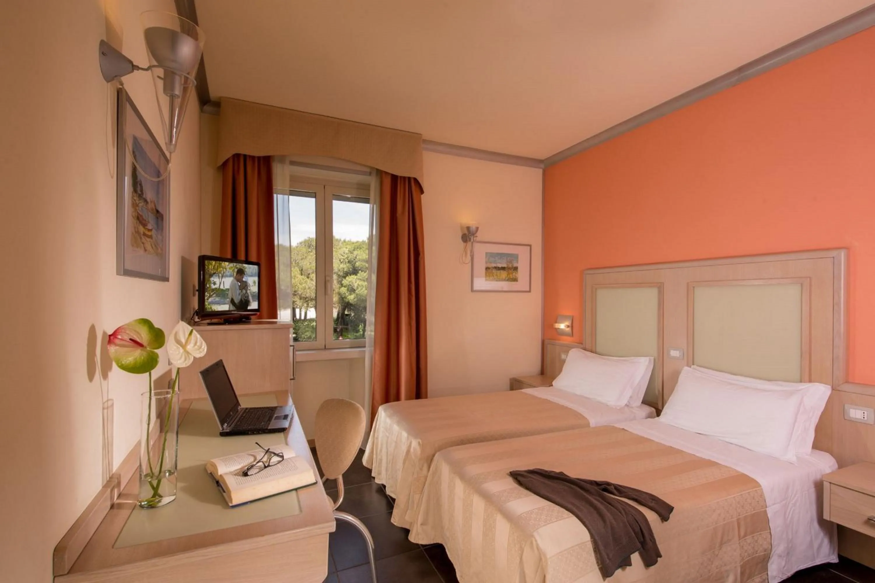 Bedroom, Bed in Hotel Mediterraneo