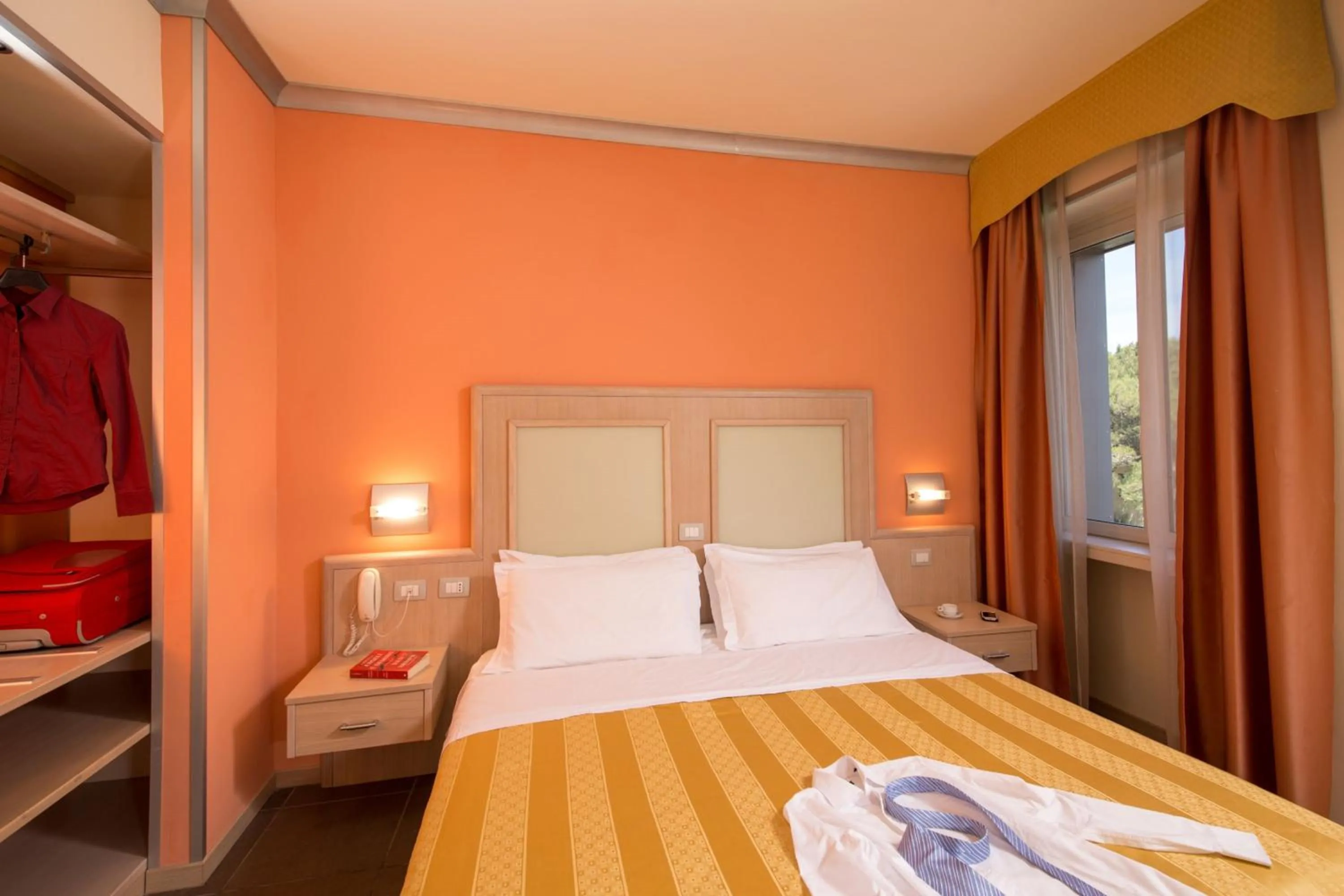 Bedroom, Bed in Hotel Mediterraneo