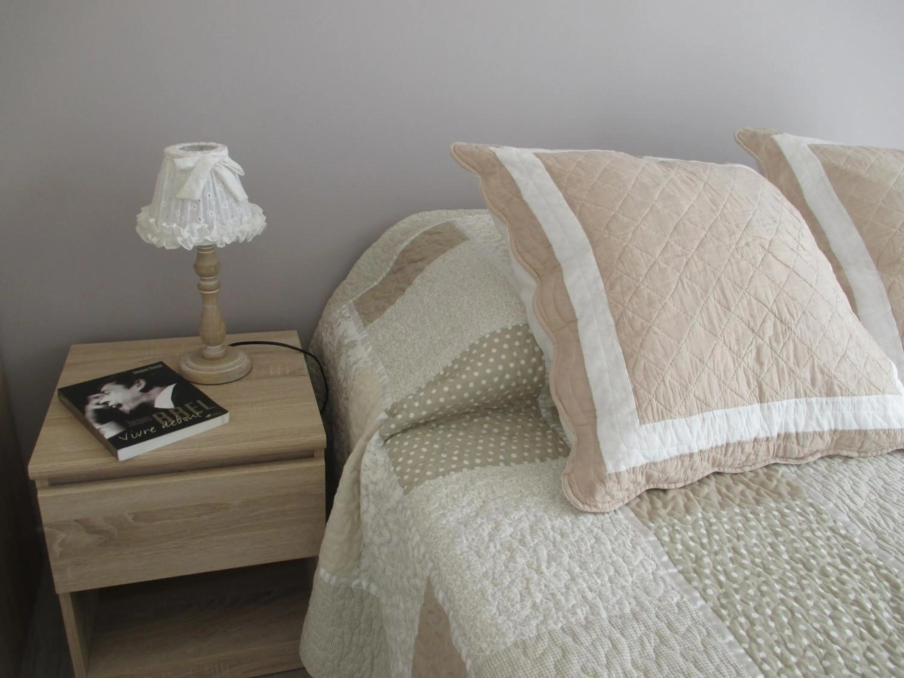 Decorative detail, Bed in Les Abris Du Château