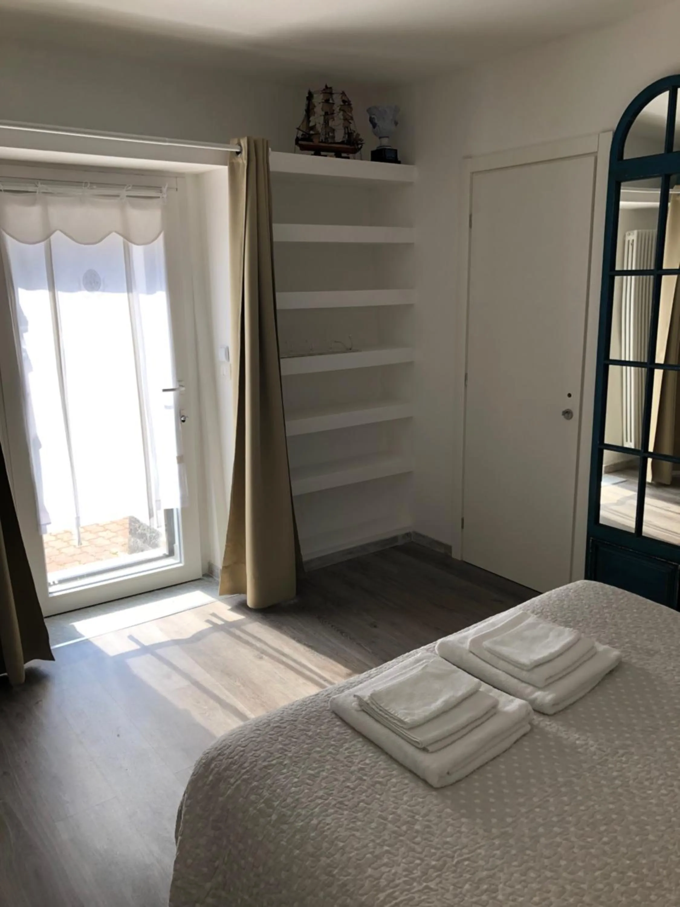 Photo of the whole room in RosMarino