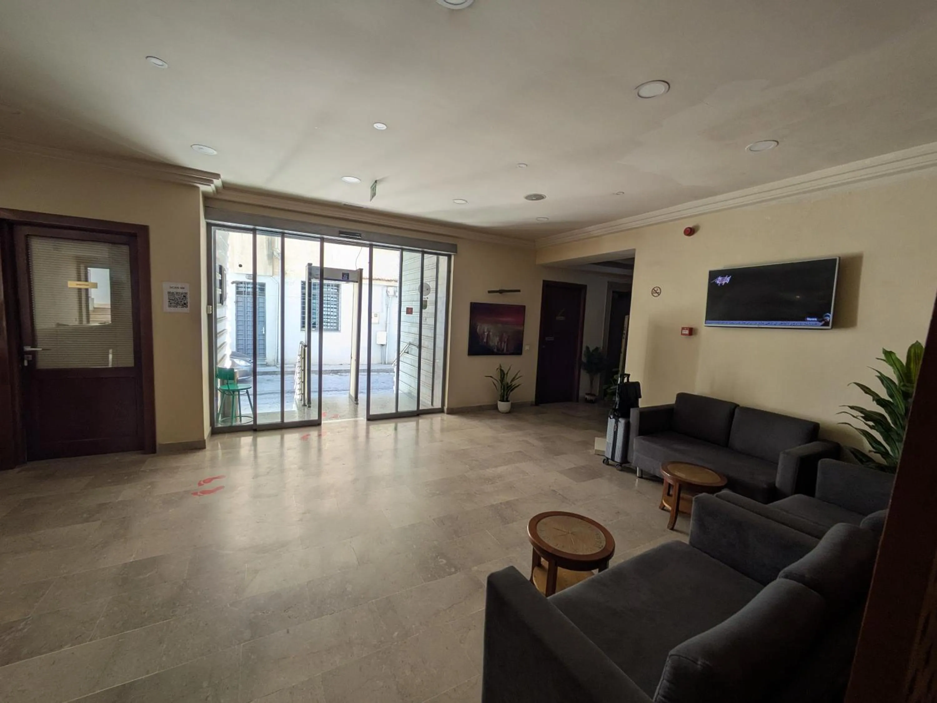 Communal lounge/ TV room in Hôtel Résidence Le Consul