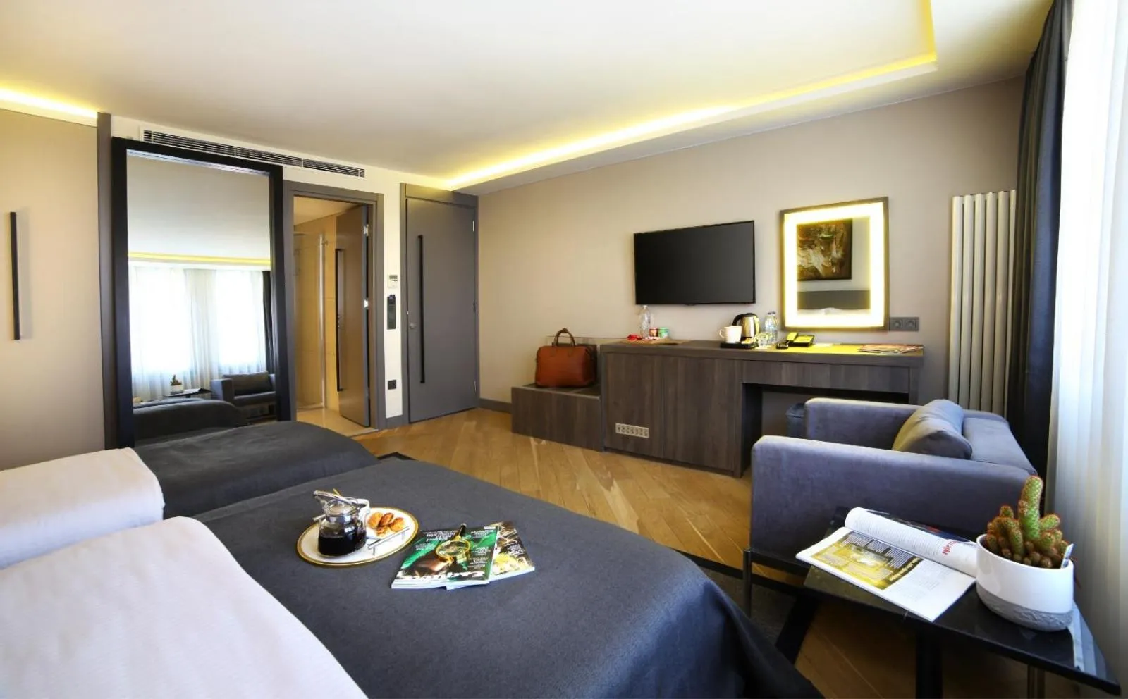 Seating area, Bed in The Capital Suites