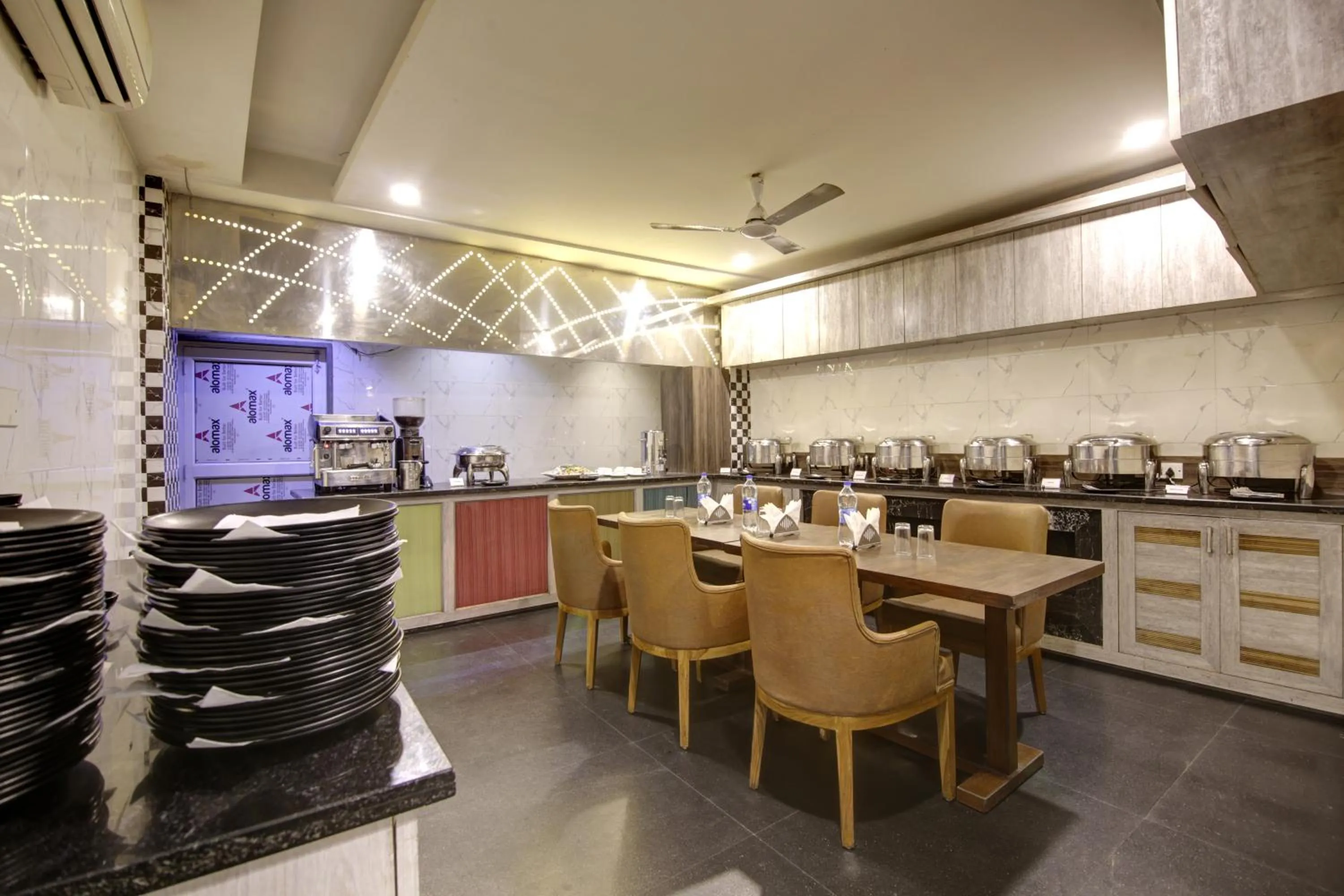 Restaurant/places to eat in Hotel DELHI 37 by STAR GROUP