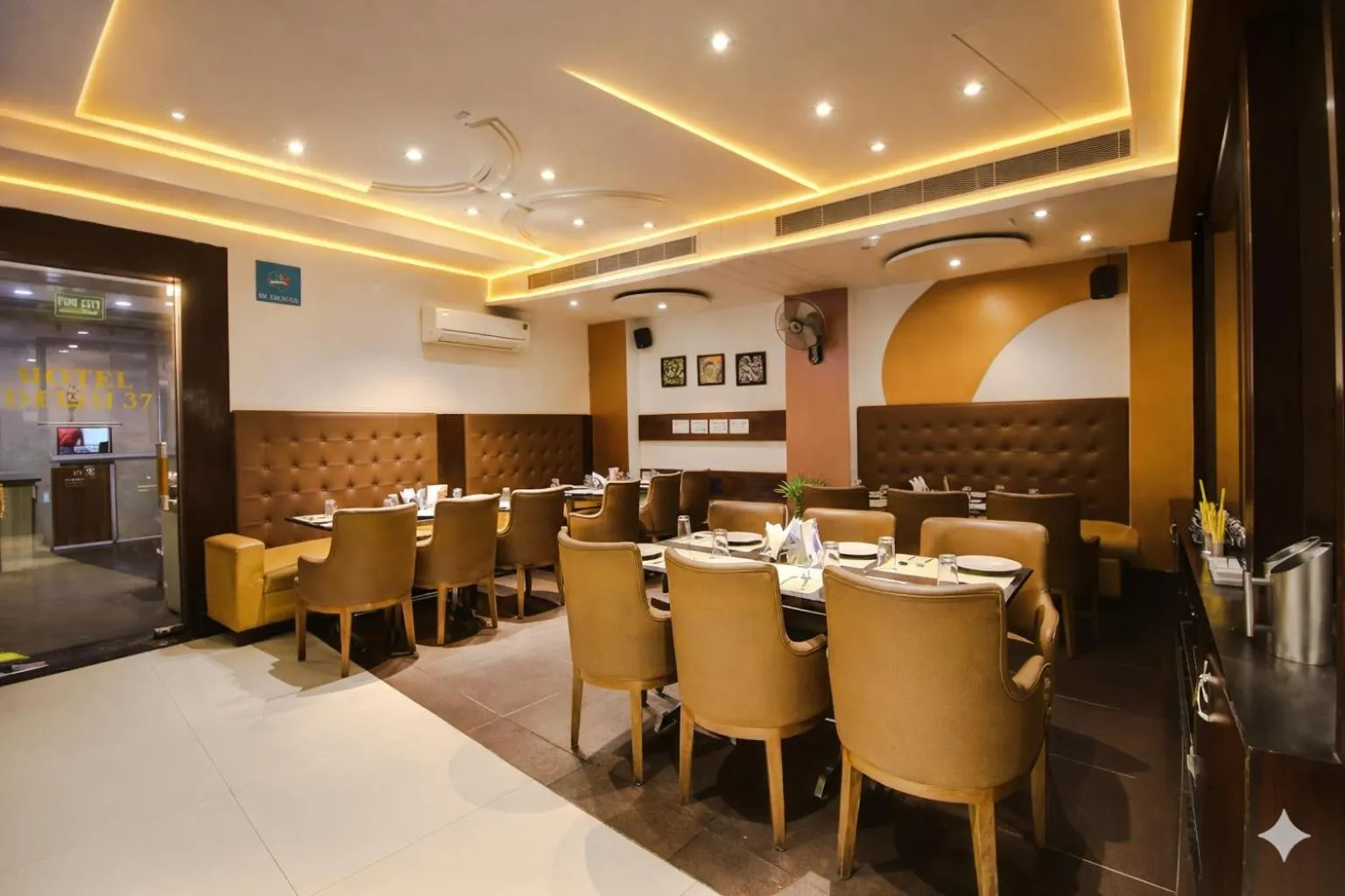Restaurant/places to eat in Hotel DELHI 37 by STAR GROUP