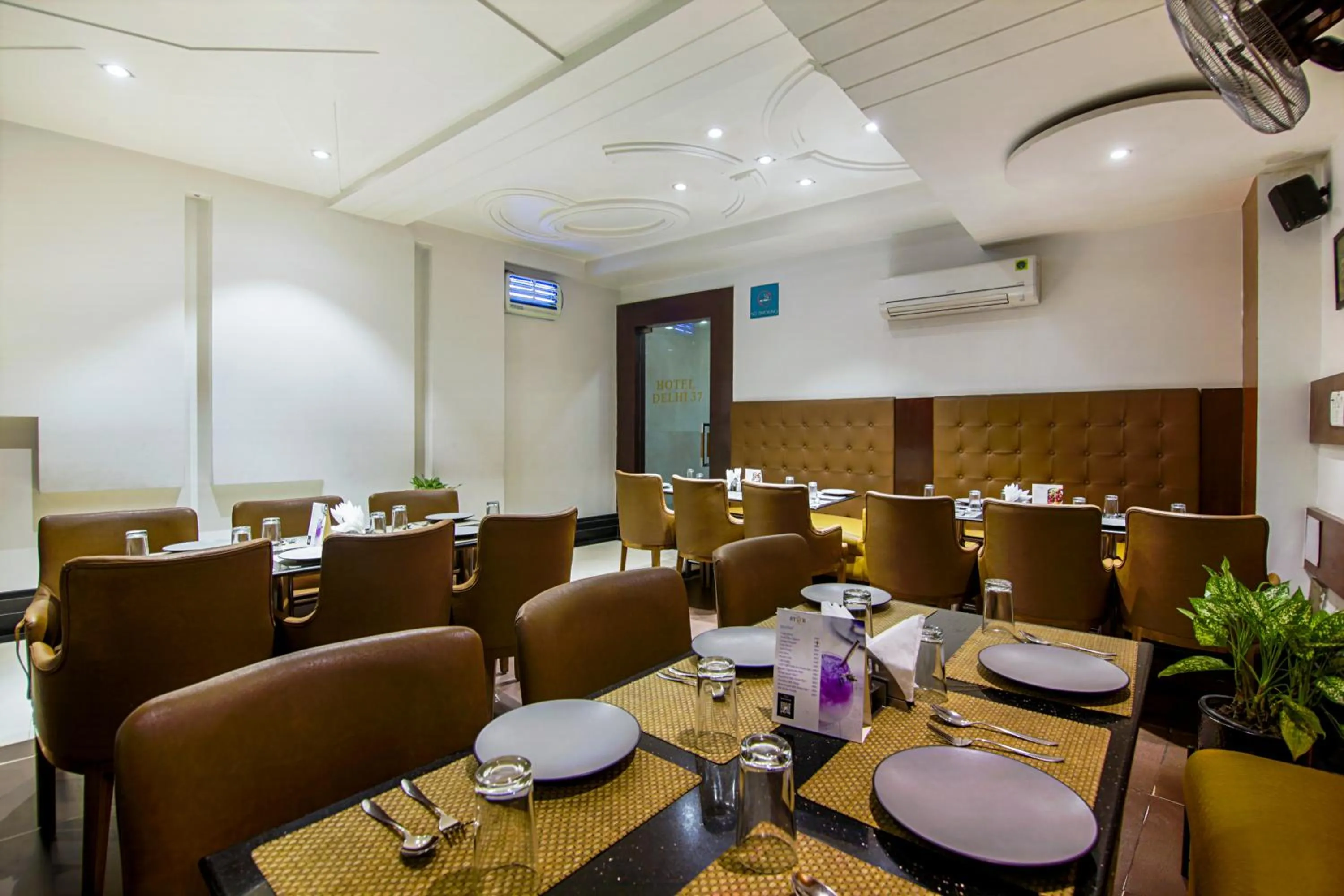 Restaurant/places to eat in Hotel DELHI 37 by STAR GROUP