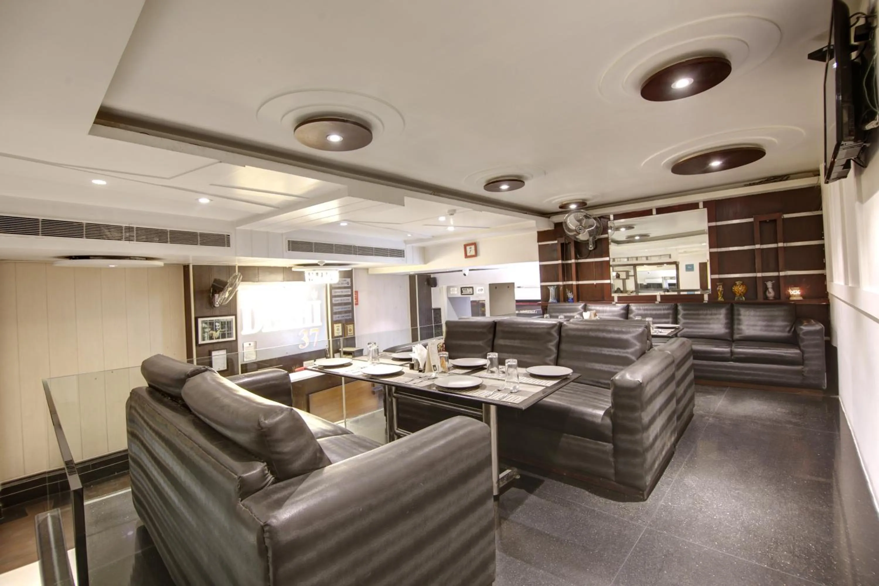 Restaurant/places to eat in Hotel DELHI 37 by STAR GROUP