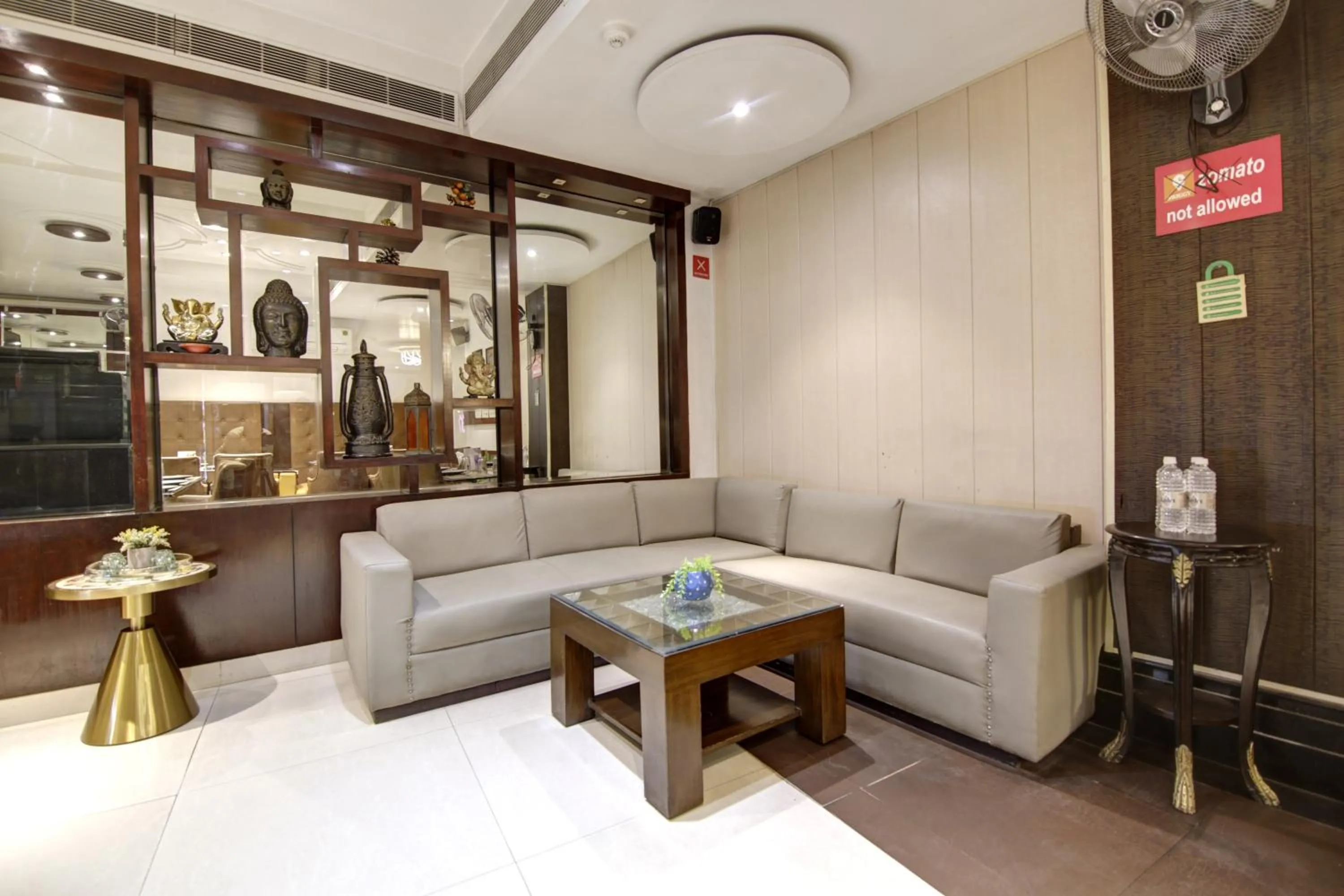 Living room in Hotel DELHI 37 by STAR GROUP