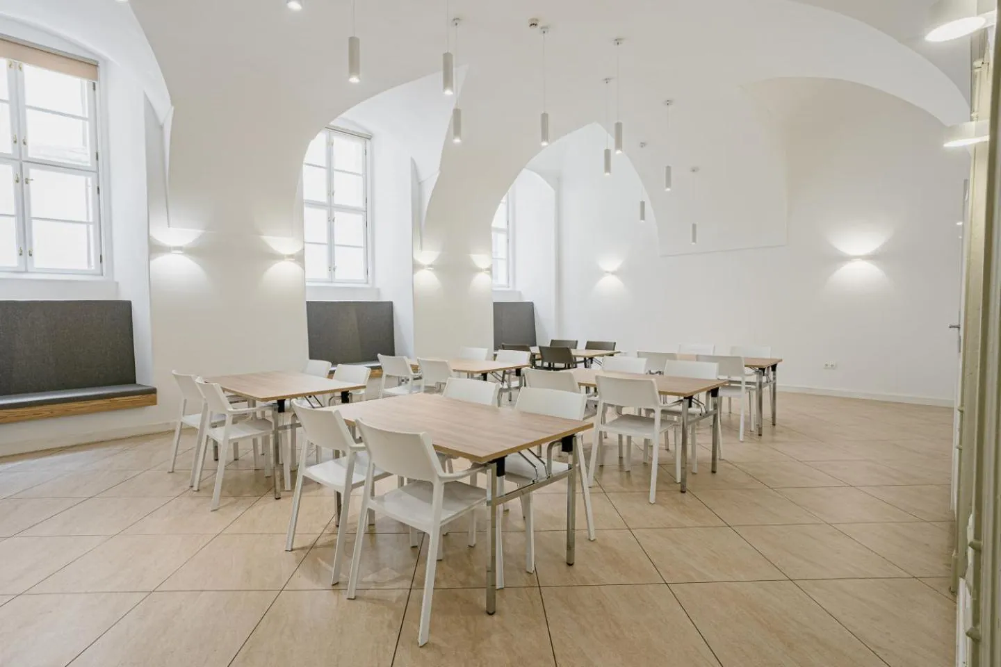 Restaurant/places to eat in Hotel Benedict