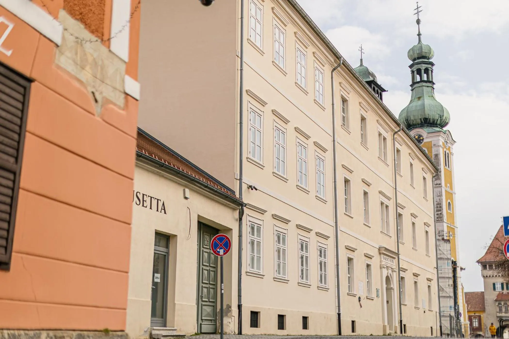 Property building in Hotel Benedict