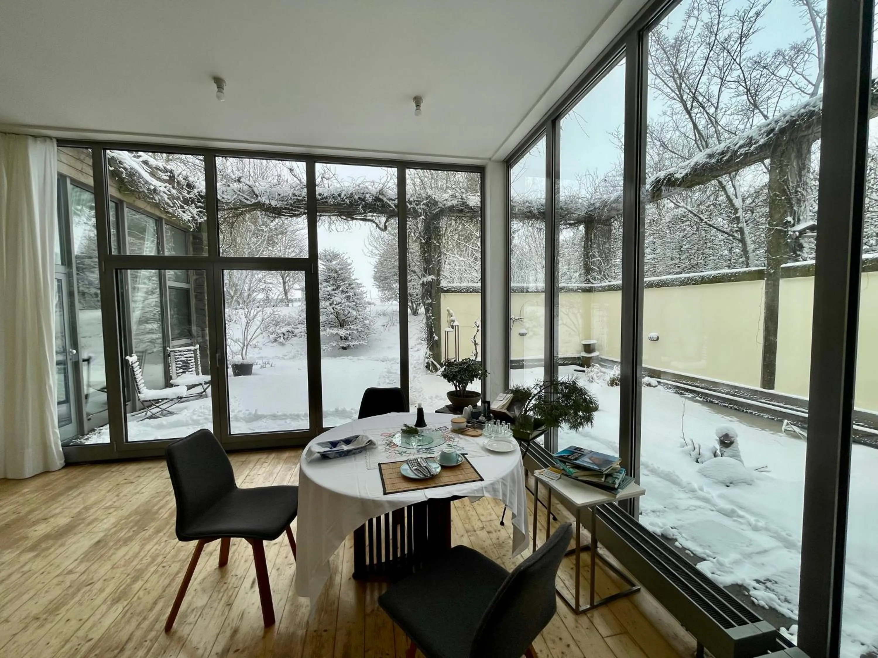 Breakfast in Room Art Lovers