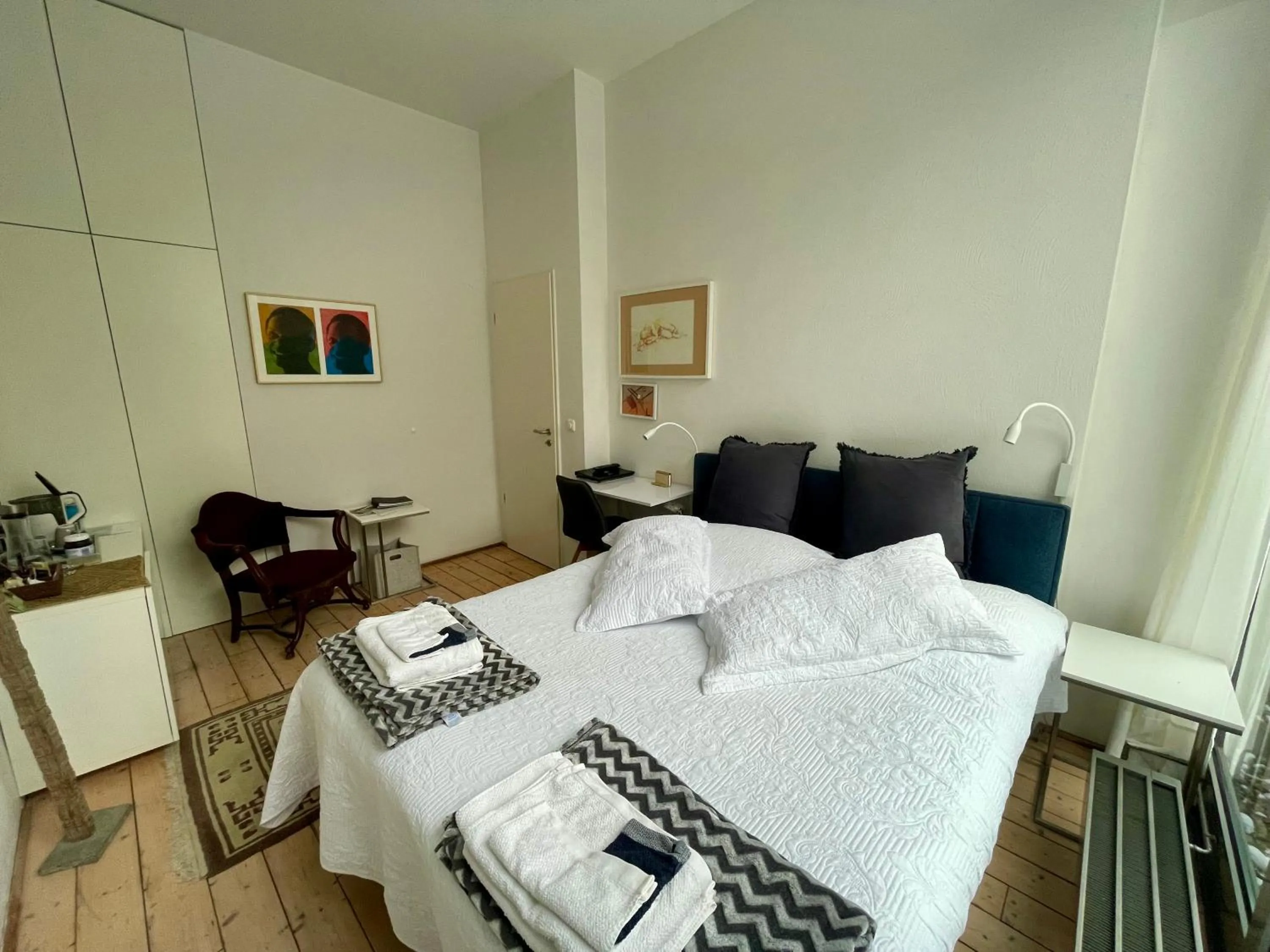 Photo of the whole room, Bed in Room Art Lovers