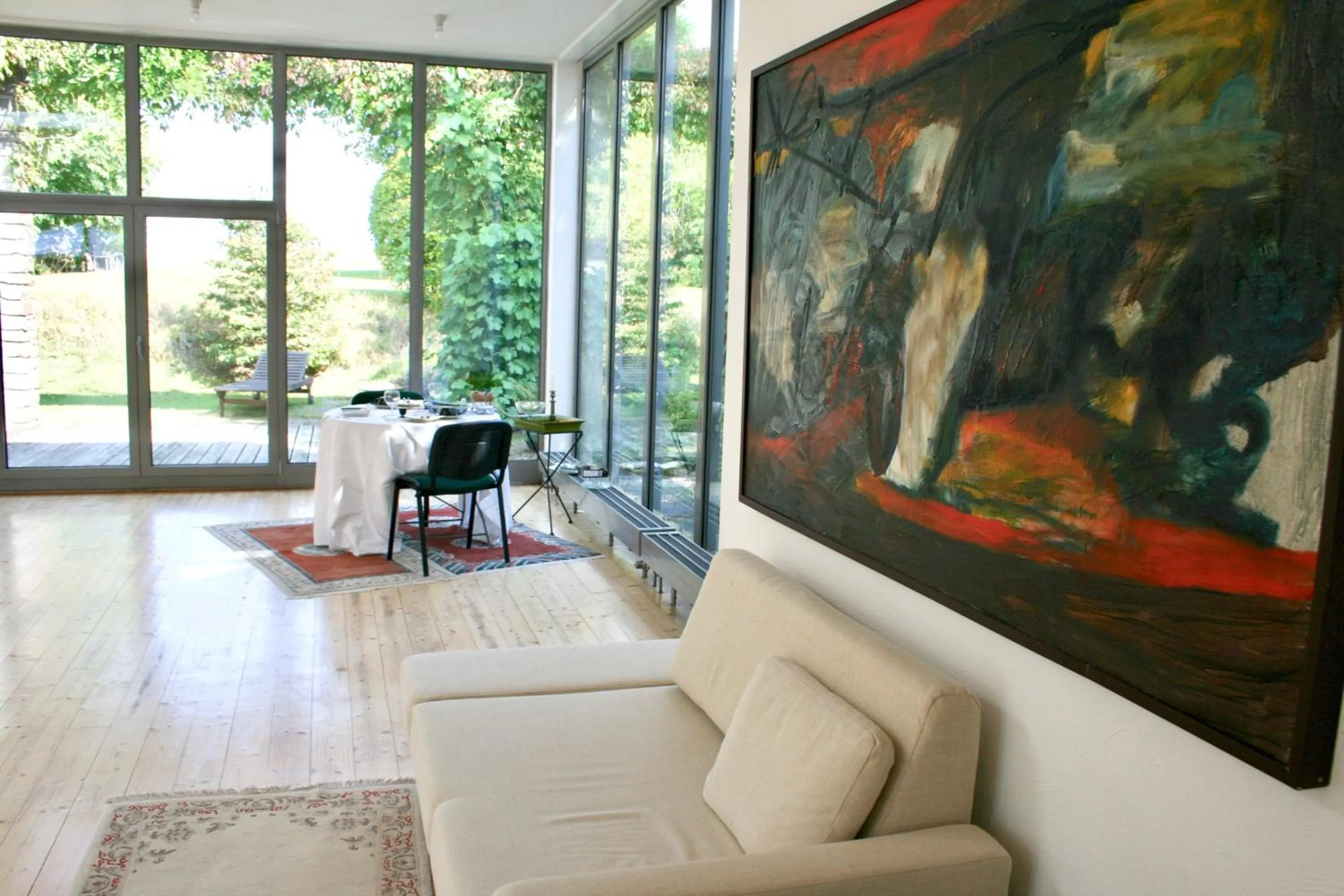 Restaurant/places to eat in Room Art Lovers