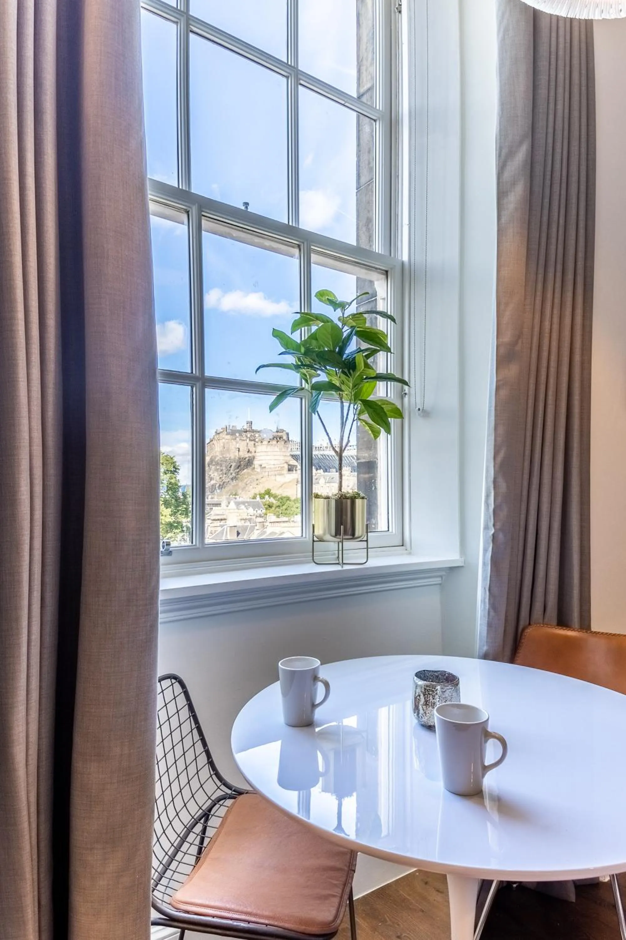 Living room in No1 Apartments Edinburgh - George IV Bridge