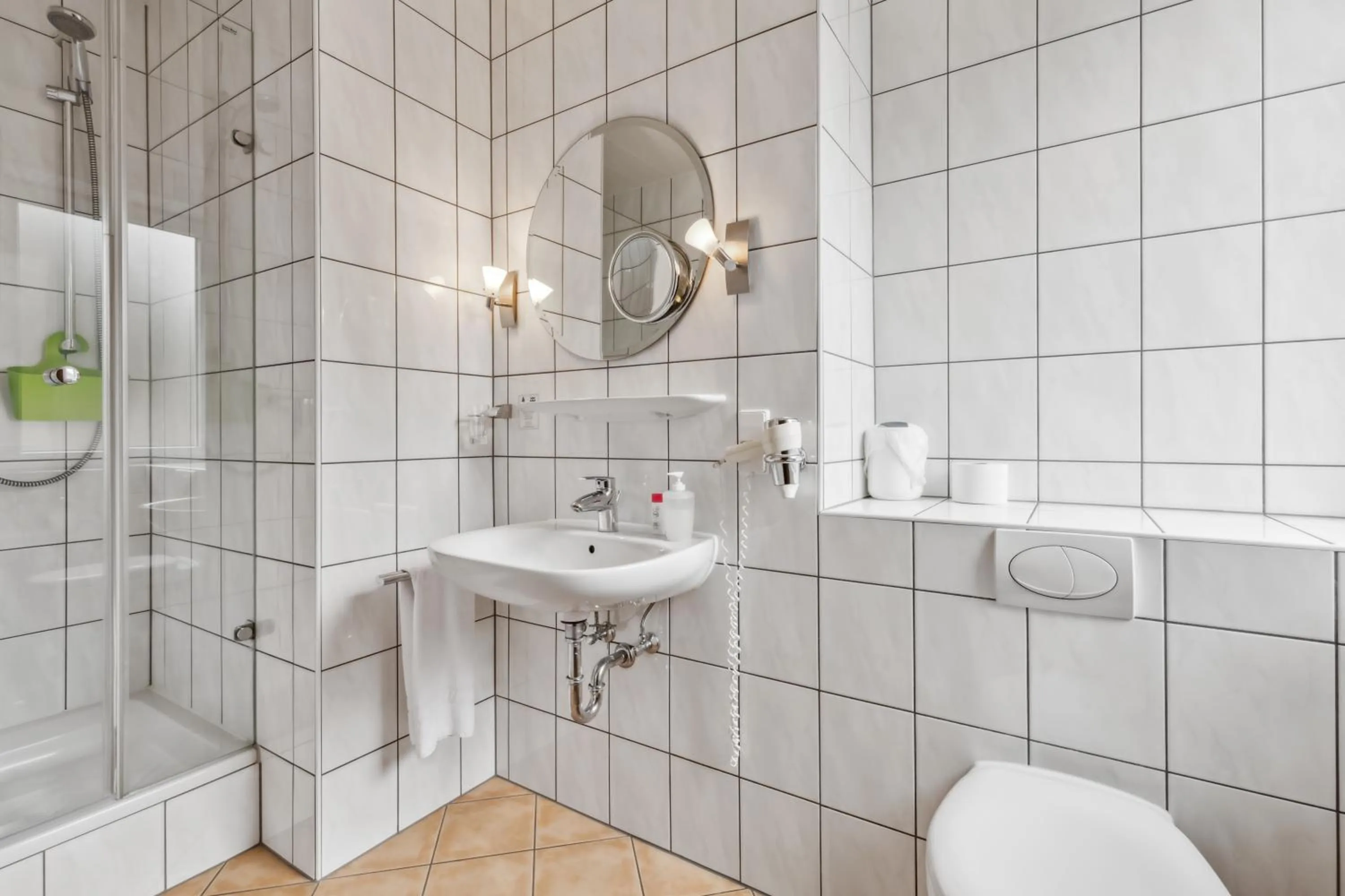 Shower in Hotel zum Erwin