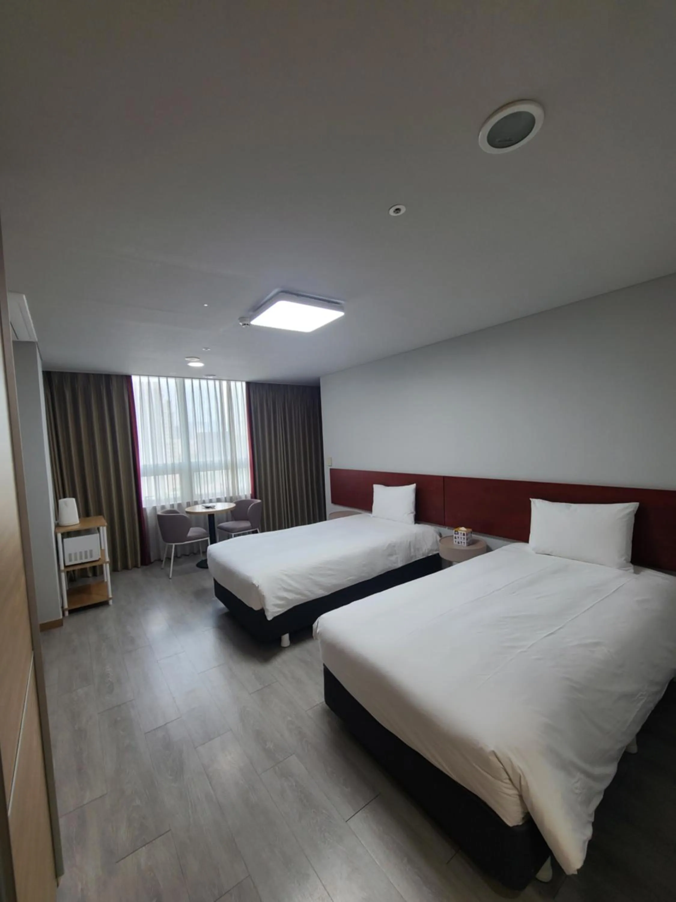 Decorative detail, Bed in Hotel Modak Namdaemun