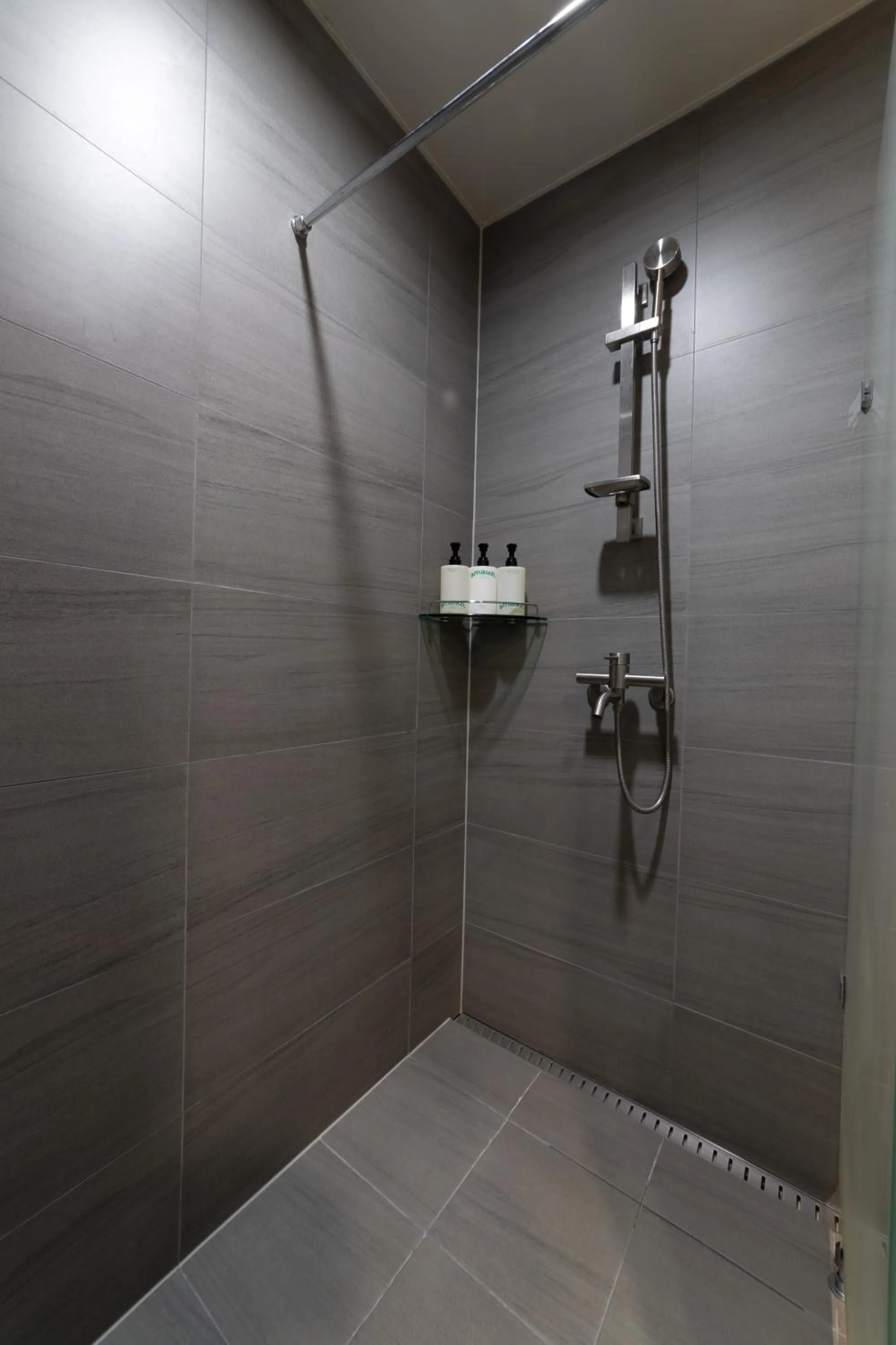 Shower in Hotel Modak Namdaemun