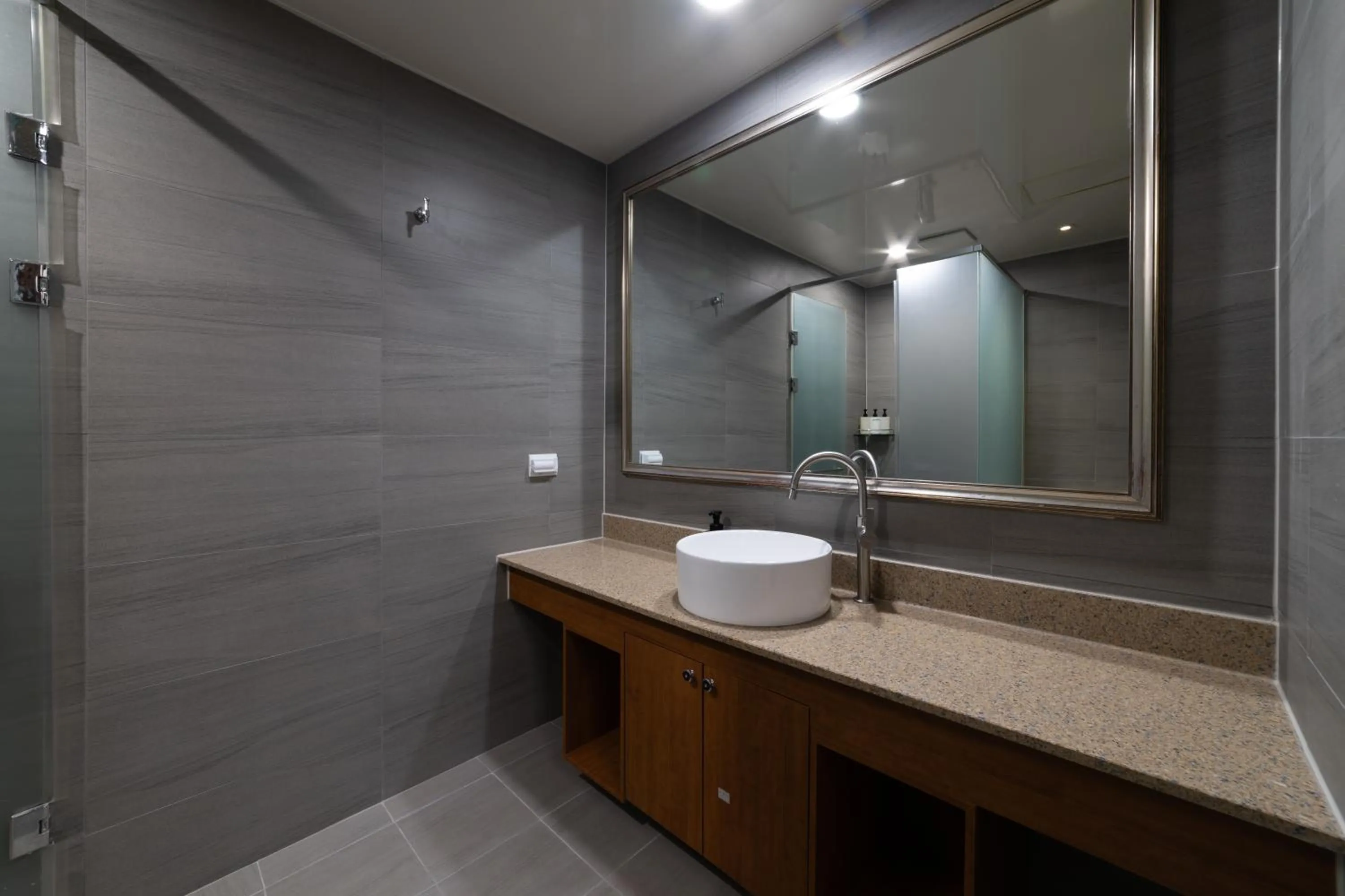 Shower in Hotel Modak Namdaemun