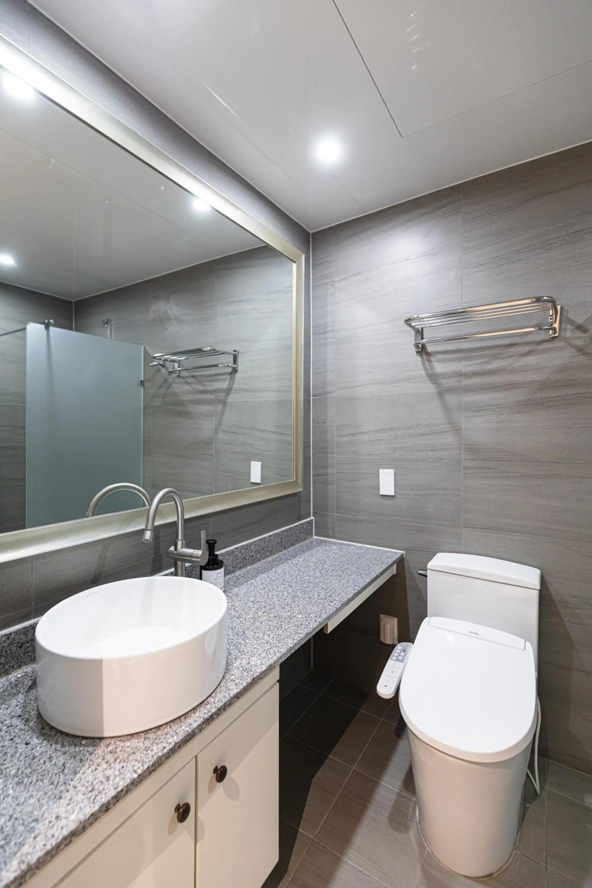 Toilet in Hotel Modak Namdaemun