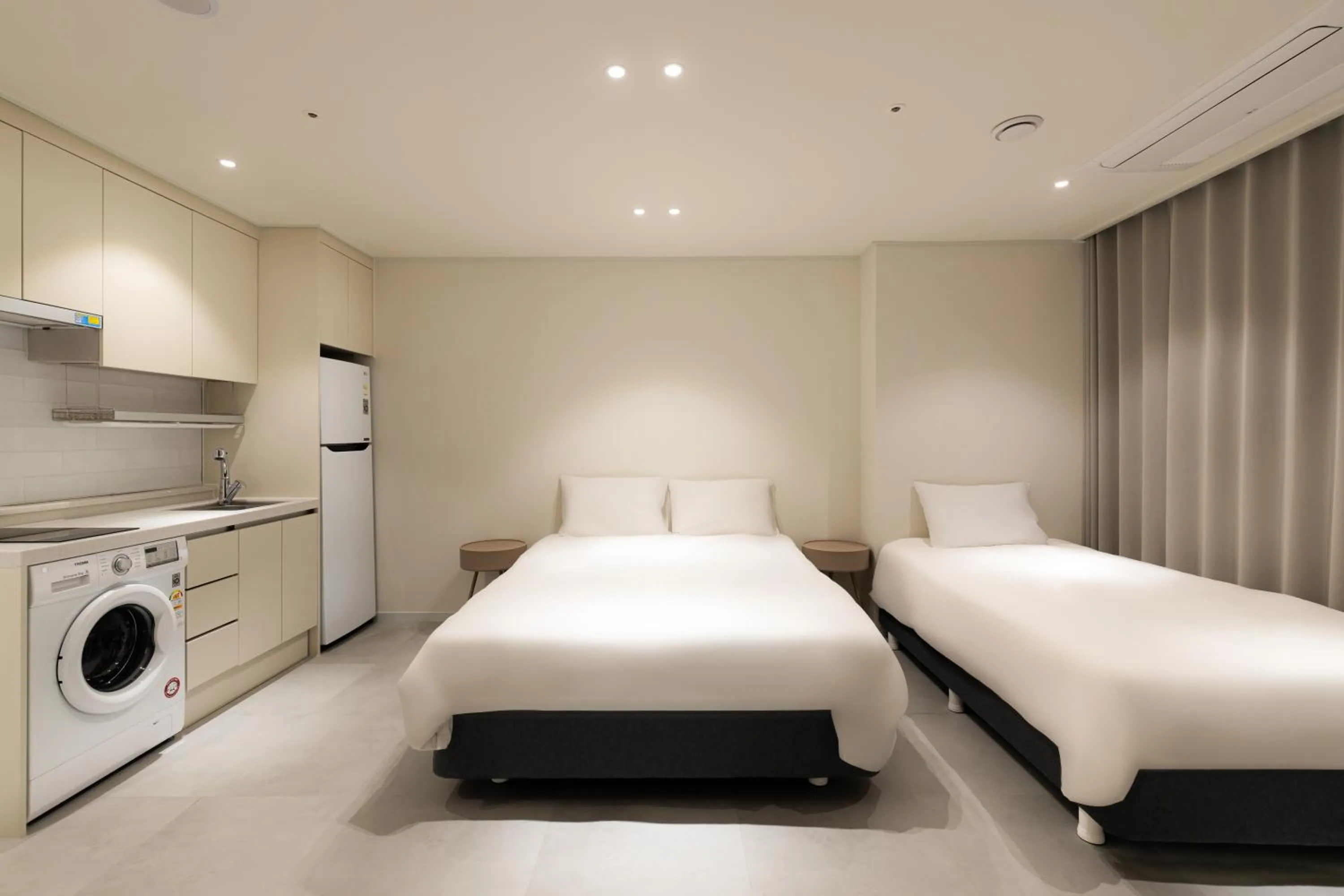 Decorative detail, Bed in Hotel Modak Namdaemun