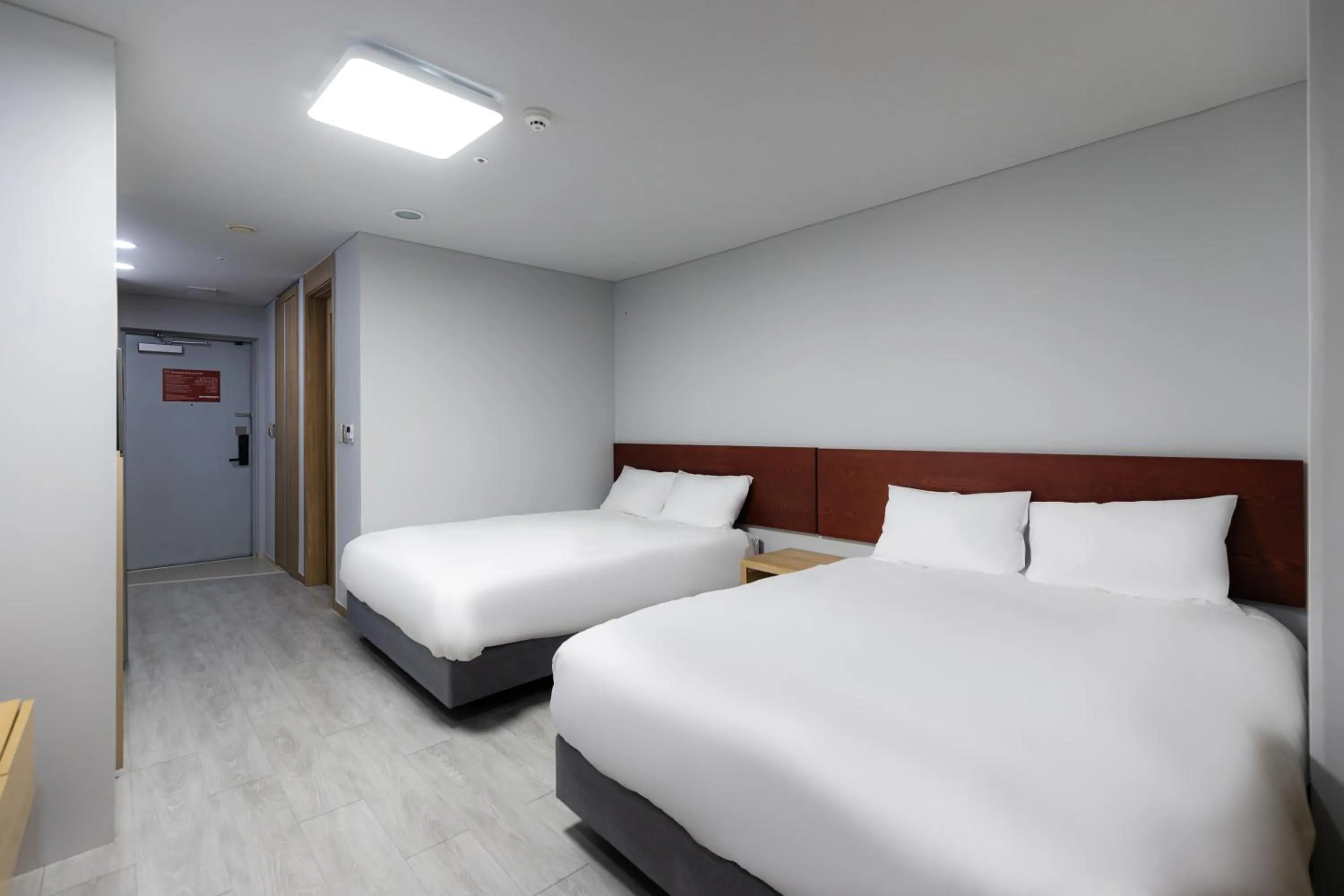 Decorative detail, Bed in Hotel Modak Namdaemun