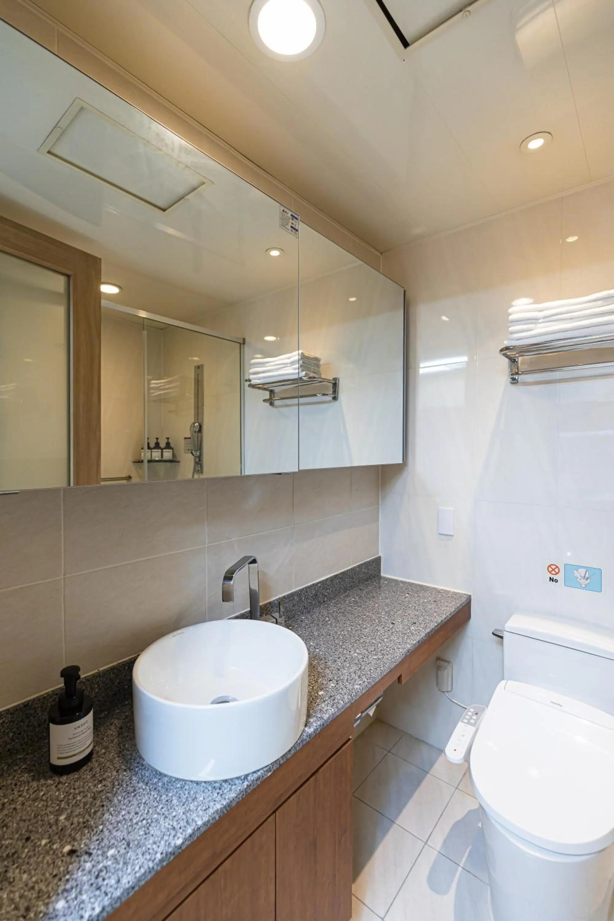 Toilet in Hotel Modak Namdaemun