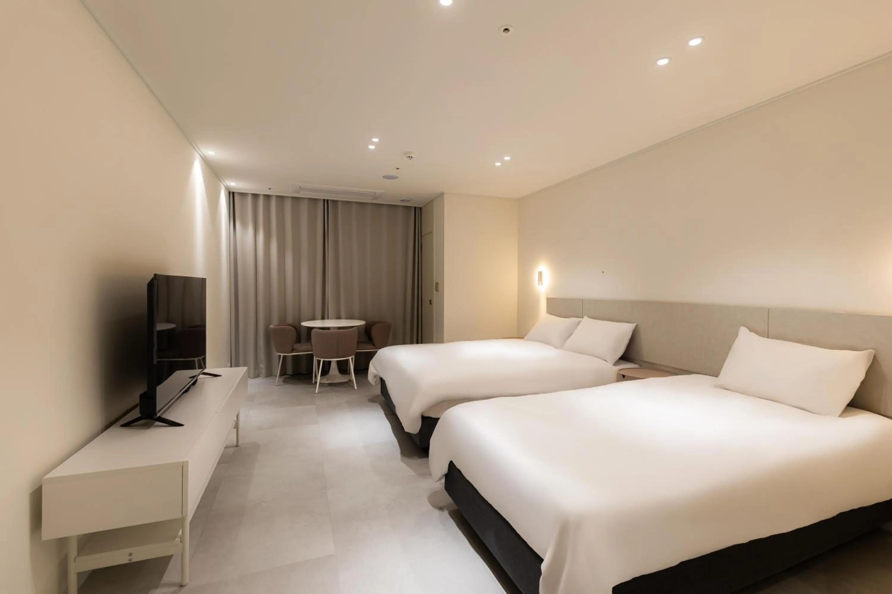 Decorative detail, Bed in Hotel Modak Namdaemun