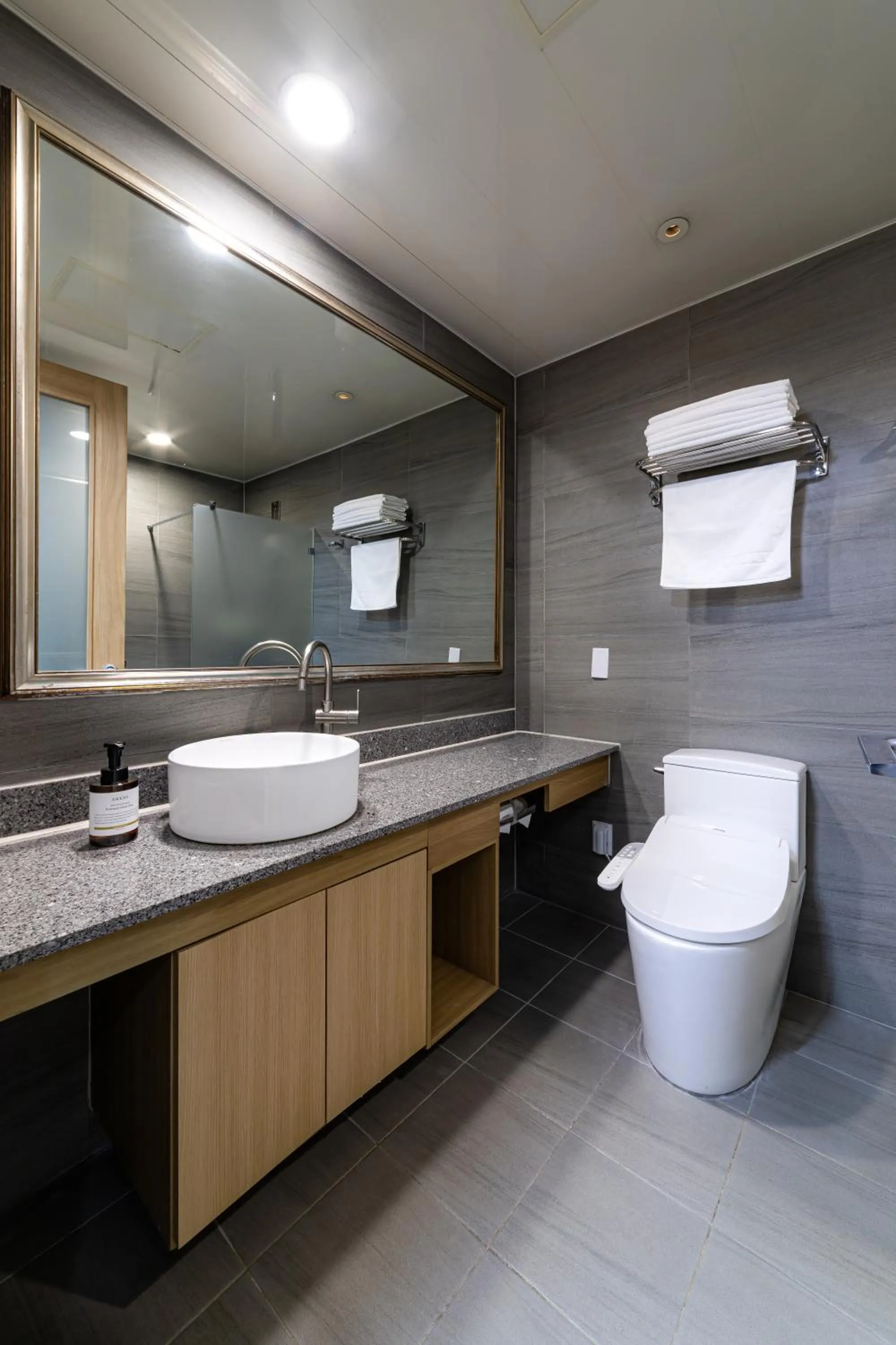 Toilet in Hotel Modak Namdaemun