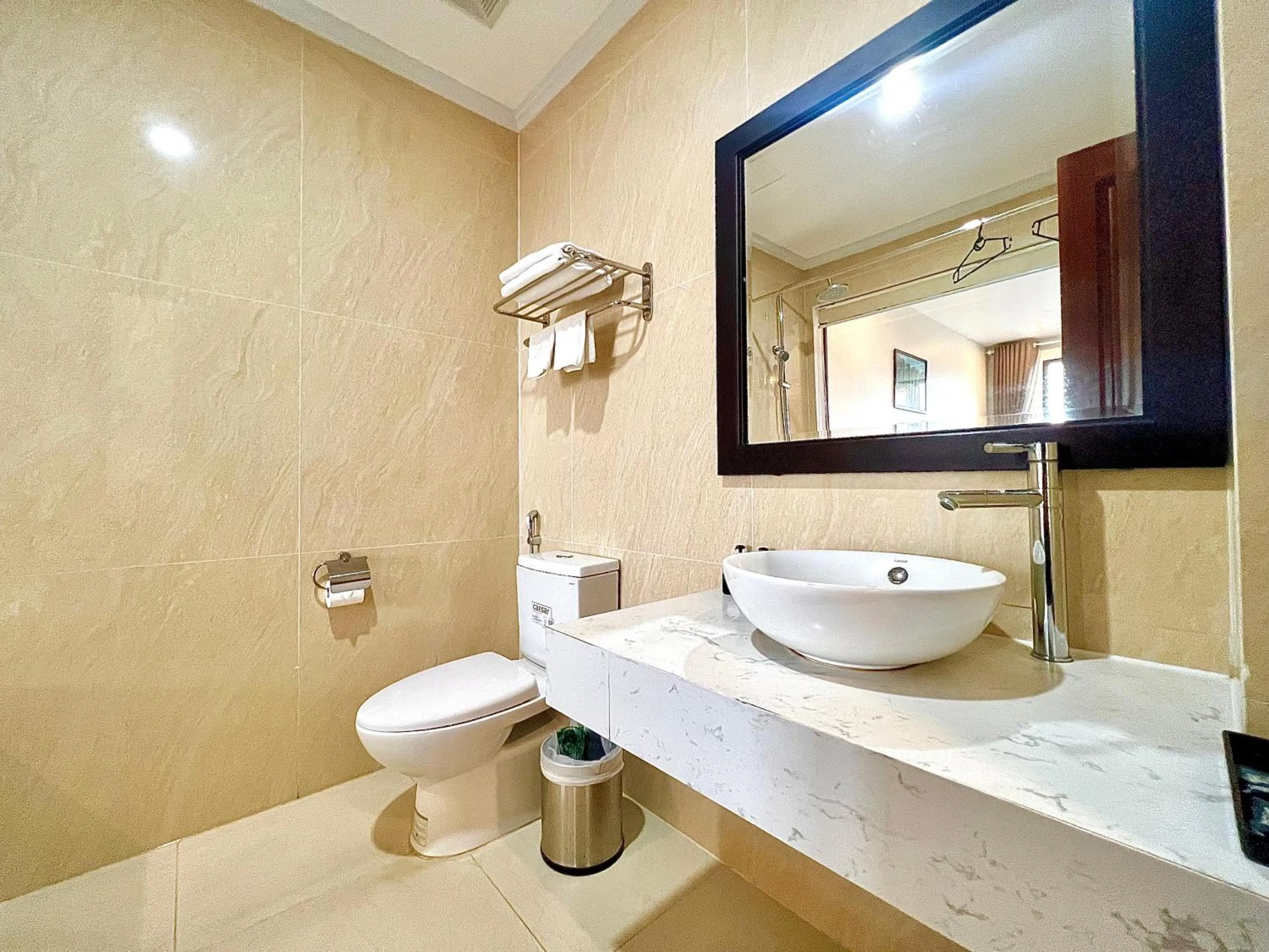 Bathroom in Paragon Noi Bai Pool And Best View Airport Hotel