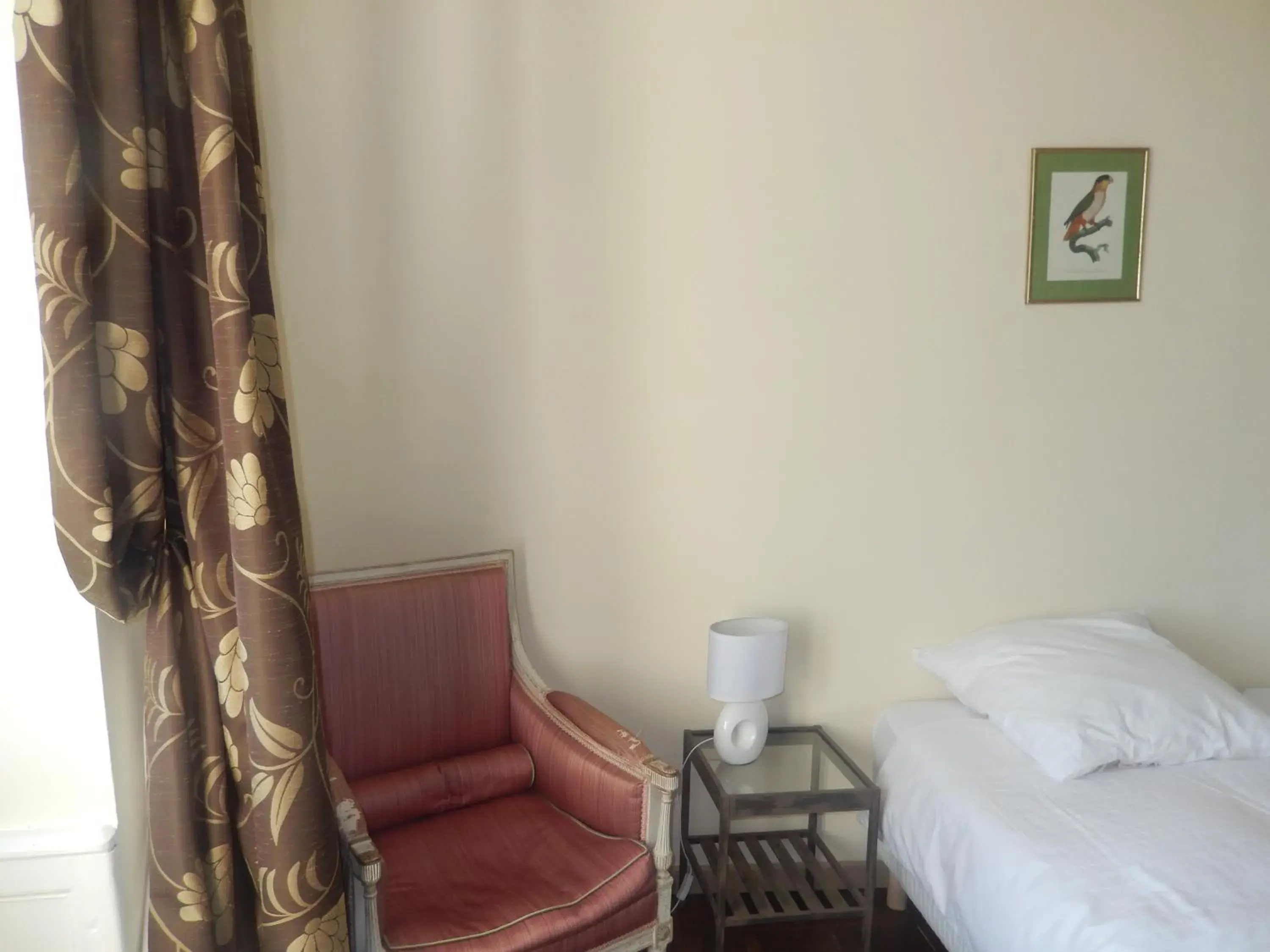 Twin Room with Shower in Domaine de Puyrousse Twin Room with Shower in Domaine de Puyrousse