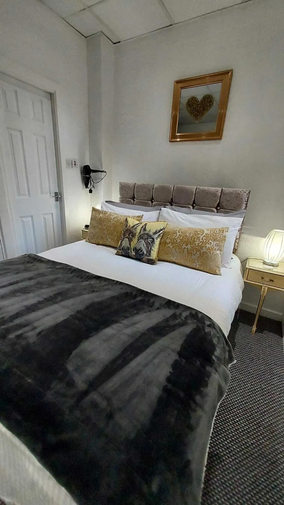 Bedroom, Bed in Rock Dene Hotel